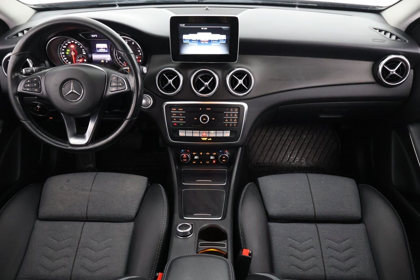Mercedes-Benz GLA 2019 180 A Edition One - Suomi-auto | Vakkari | LED | P-kamera | Lohkolämmitin | 2x renkaat | Huoltokirja 