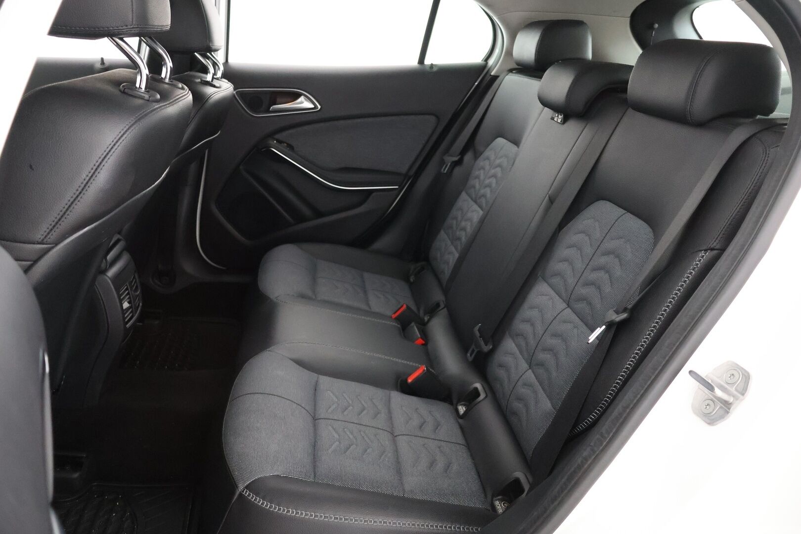 Mercedes-Benz GLA 2019 180 A Edition One - Suomi-auto | Vakkari | LED | P-kamera | Lohkolämmitin | 2x renkaat | Huoltokirja 