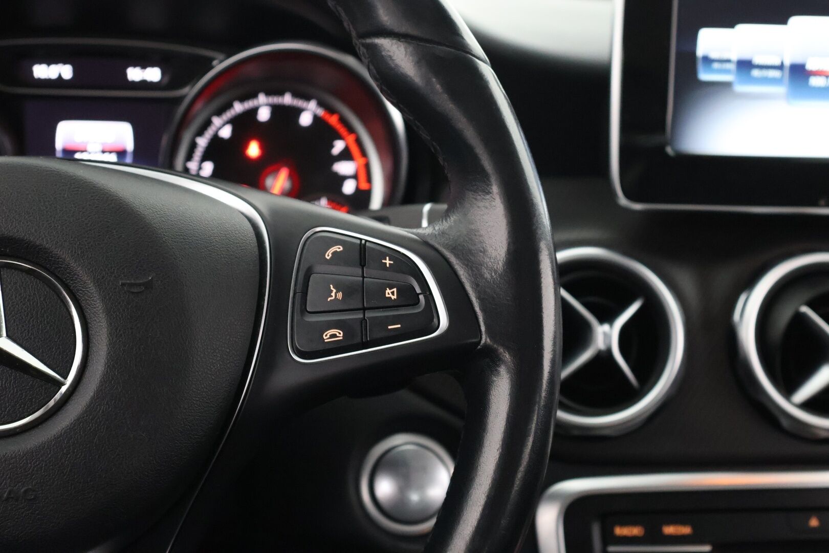 Mercedes-Benz GLA 2019 180 A Edition One - Suomi-auto | Vakkari | LED | P-kamera | Lohkolämmitin | 2x renkaat | Huoltokirja 