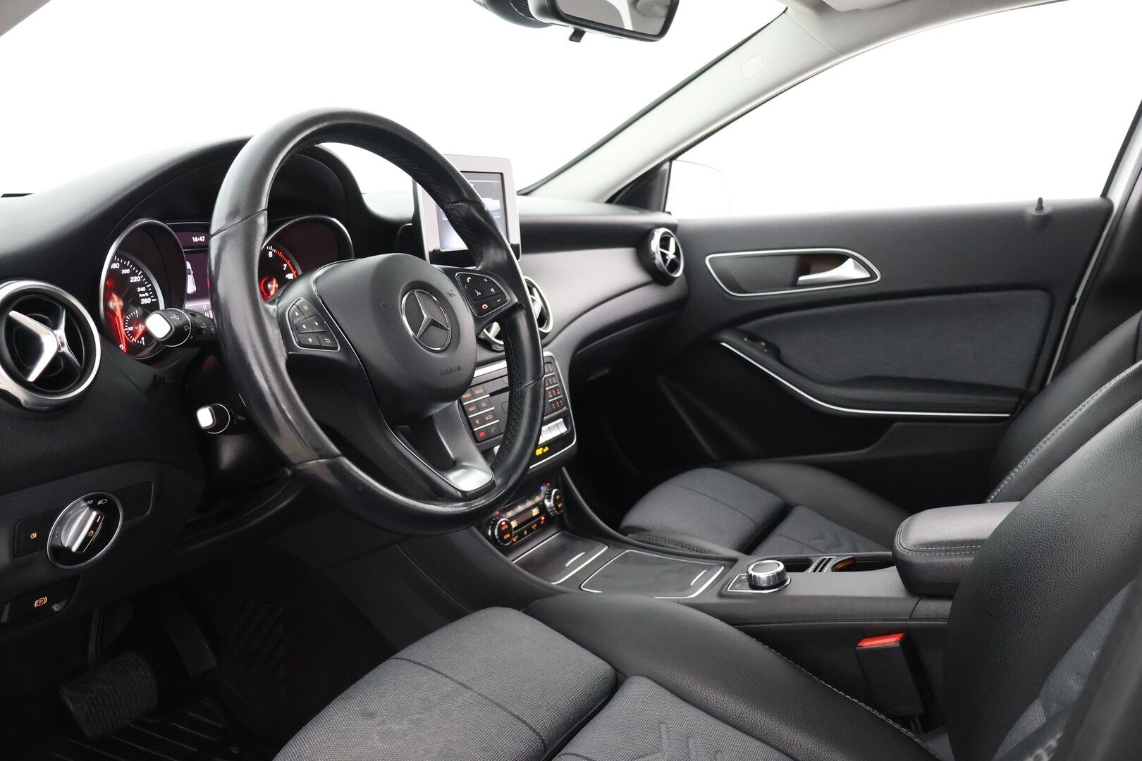 Mercedes-Benz GLA 2019 180 A Edition One - Suomi-auto | Vakkari | LED | P-kamera | Lohkolämmitin | 2x renkaat | Huoltokirja 