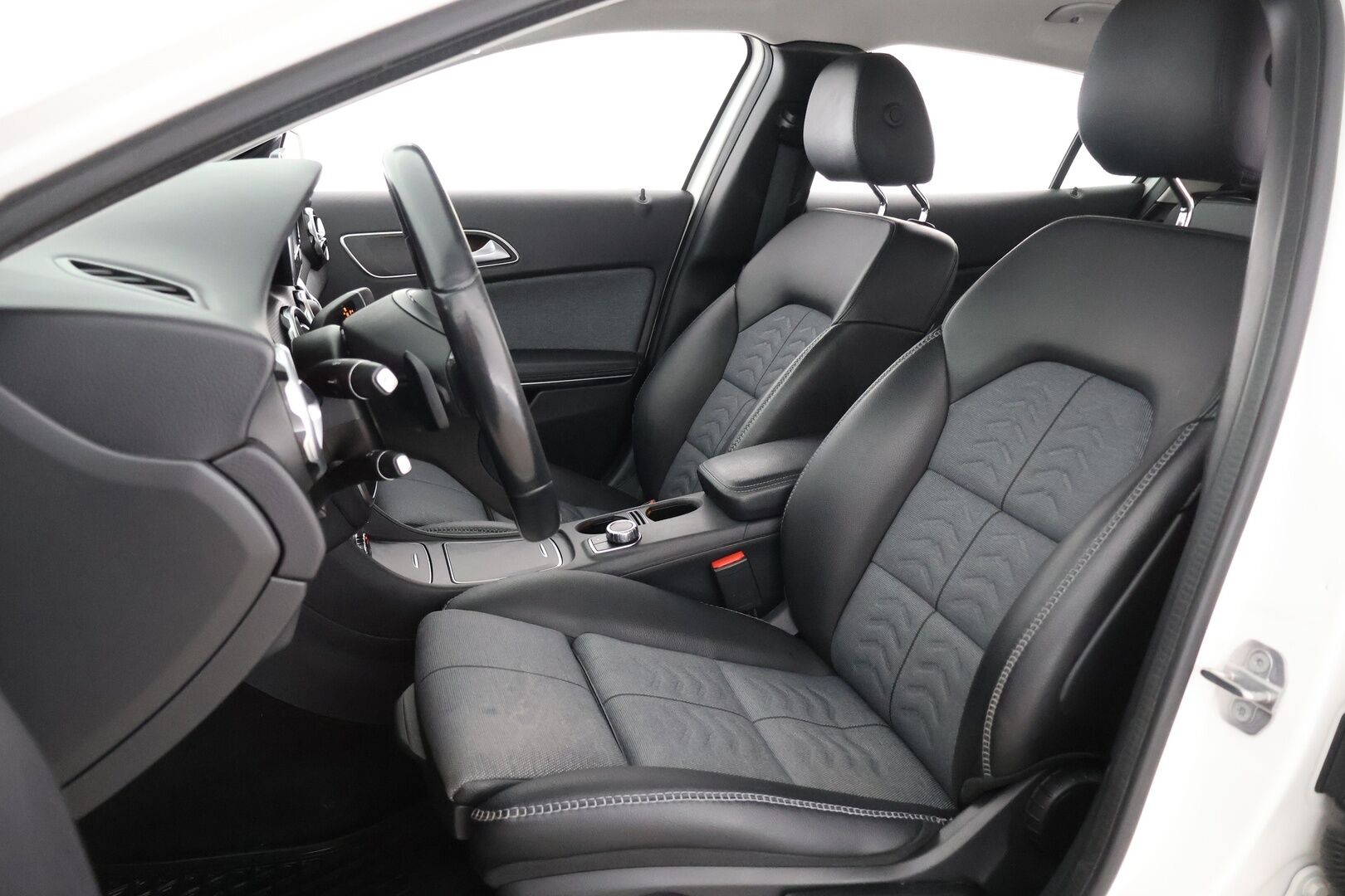 Mercedes-Benz GLA 2019 180 A Edition One - Suomi-auto | Vakkari | LED | P-kamera | Lohkolämmitin | 2x renkaat | Huoltokirja 