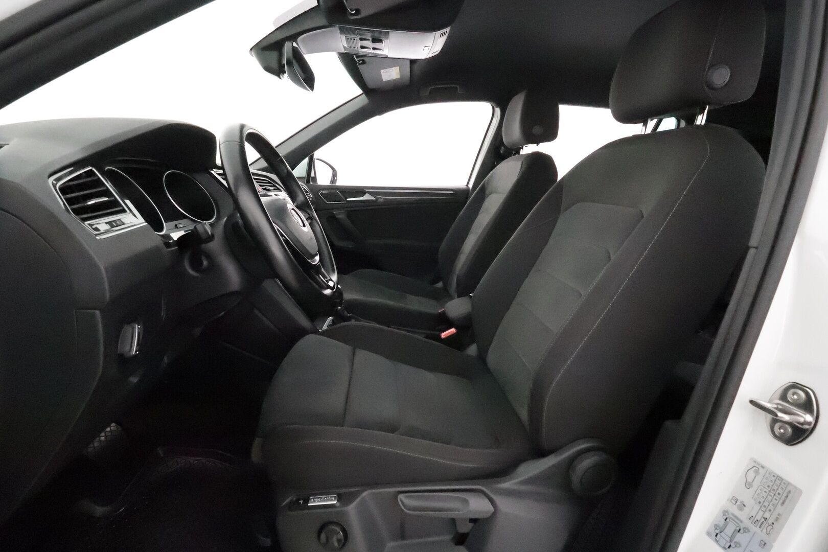 Volkswagen Tiguan 2019 Comfortline 1,5 TSI EVO 110 kW DSG **Webasto / Adapt.Vakkari / Adapt.LED / P.Tutkat / DYNAudio / Hierovat Sportpenkit** - Suomi-auto / Kahdet Renkaat