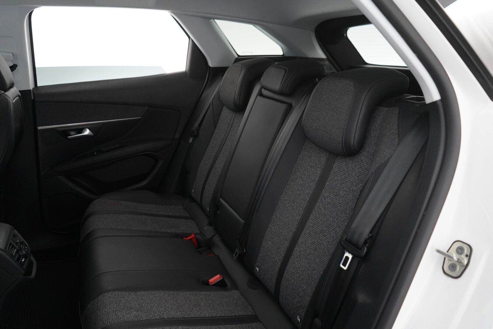 Peugeot 3008 2018 Allure BlueHDi 130 EAT8-automaatti *ACC / Koukku / Lohko+sisä / Tutkat / Puolinahka Sport-penkit muistilla* - Suomi-Auto / Kahdet vanteet / Jakopää tehty 2024 / Viimeisin huolto 177tkm