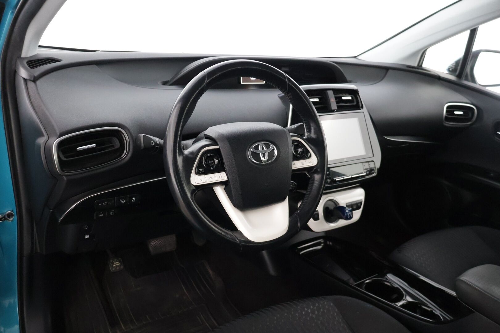 Toyota Prius Plug-in 2019 Prius Plug-in Active * Suomi-auto / ACC / JBL / HUD / ILP / Kessy / P.kamera tutkilla / Bluetooth / Navi * - Hyvin pidetty ja huollettu Suomi-Prius! Kovilla varusteilla ja kaksilla asiallisilla renkailla ja vanteilla * - HULLUT JOULUT KORKOTARJOUS 2,49% 