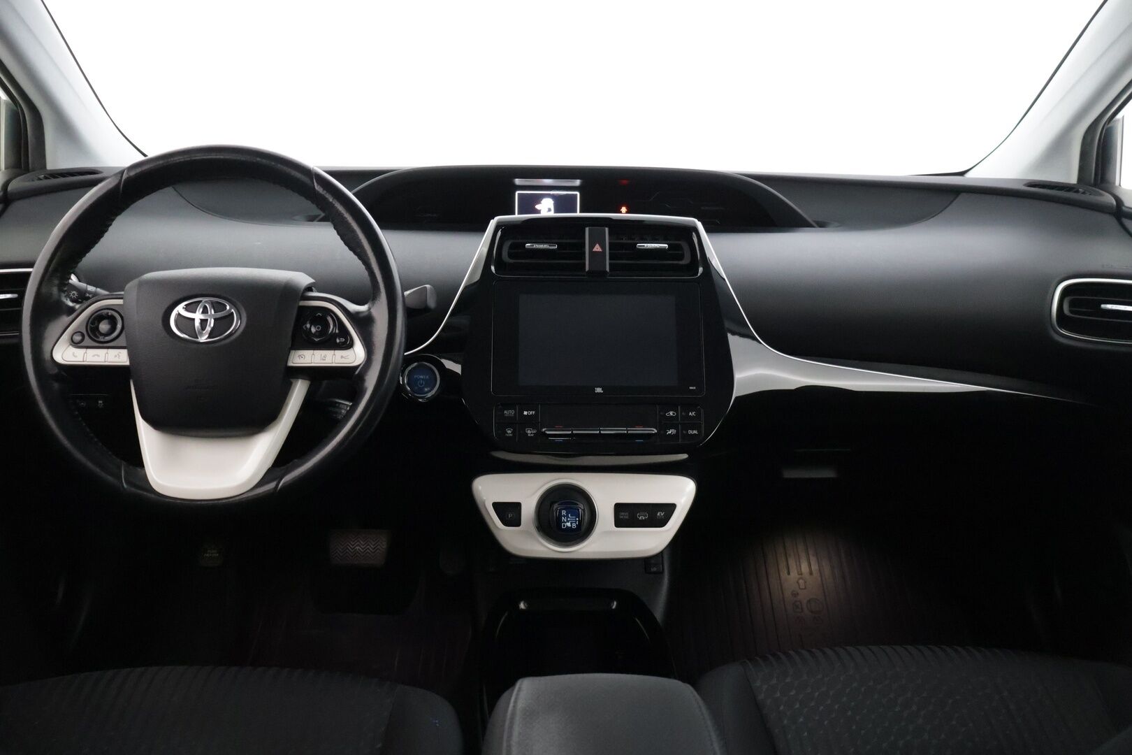 Toyota Prius Plug-in 2019 Prius Plug-in Active * Suomi-auto / ACC / JBL / HUD / ILP / Kessy / P.kamera tutkilla / Bluetooth / Navi * - Hyvin pidetty ja huollettu Suomi-Prius! Kovilla varusteilla ja kaksilla asiallisilla renkailla ja vanteilla * - HULLUT JOULUT KORKOTARJOUS 2,49% 