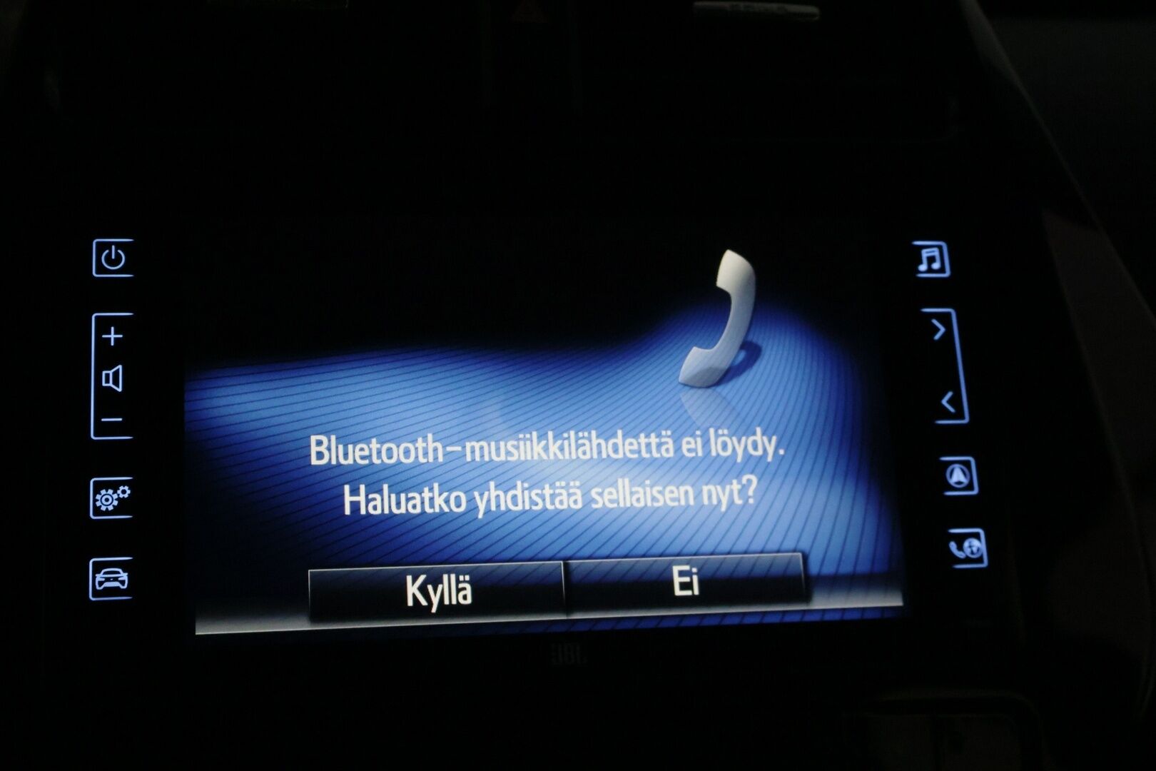 Toyota Prius Plug-in 2019 Prius Plug-in Active * Suomi-auto / ACC / JBL / HUD / ILP / Kessy / P.kamera tutkilla / Bluetooth / Navi * - Hyvin pidetty ja huollettu Suomi-Prius! Kovilla varusteilla ja kaksilla asiallisilla renkailla ja vanteilla * - HULLUT JOULUT KORKOTARJOUS 2,49% 