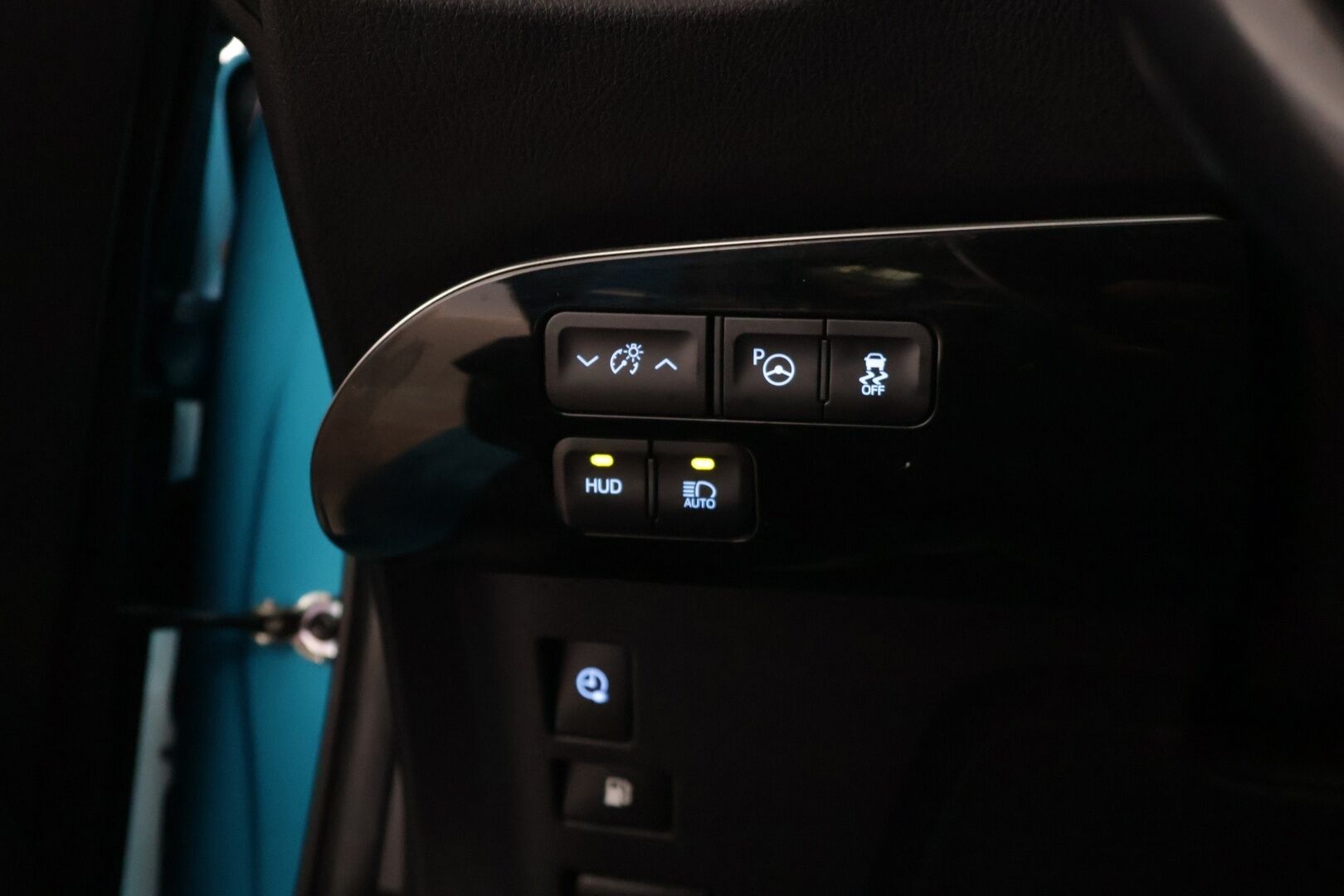 Toyota Prius Plug-in 2019 Prius Plug-in Active * Suomi-auto / ACC / JBL / HUD / ILP / Kessy / P.kamera tutkilla / Bluetooth / Navi * - Hyvin pidetty ja huollettu Suomi-Prius! Kovilla varusteilla ja kaksilla asiallisilla renkailla ja vanteilla * - HULLUT JOULUT KORKOTARJOUS 2,49% 