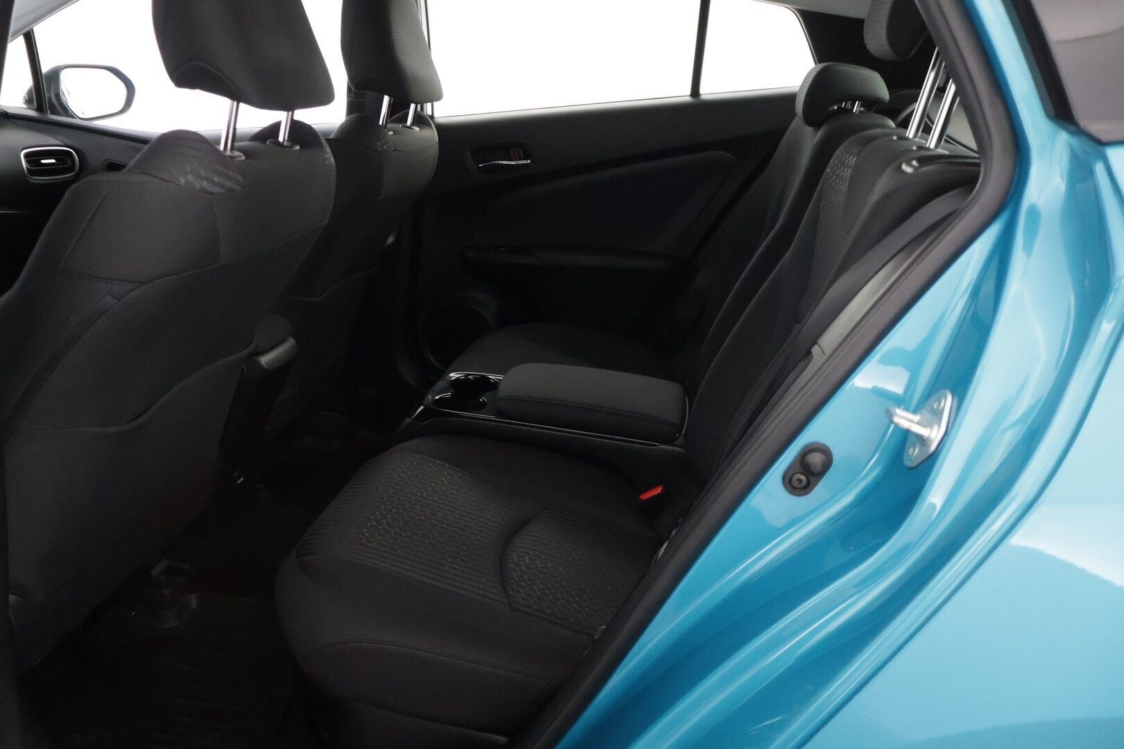 Toyota Prius Plug-in 2019 Prius Plug-in Active * Suomi-auto / ACC / JBL / HUD / ILP / Kessy / P.kamera tutkilla / Bluetooth / Navi * - Hyvin pidetty ja huollettu Suomi-Prius! Kovilla varusteilla ja kaksilla asiallisilla renkailla ja vanteilla * - HULLUT JOULUT KORKOTARJOUS 2,49% 