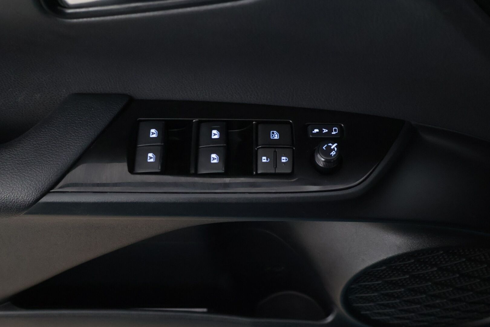 Toyota Prius Plug-in 2019 Prius Plug-in Active * Suomi-auto / ACC / JBL / HUD / ILP / Kessy / P.kamera tutkilla / Bluetooth / Navi * - Hyvin pidetty ja huollettu Suomi-Prius! Kovilla varusteilla ja kaksilla asiallisilla renkailla ja vanteilla * - HULLUT JOULUT KORKOTARJOUS 2,49% 