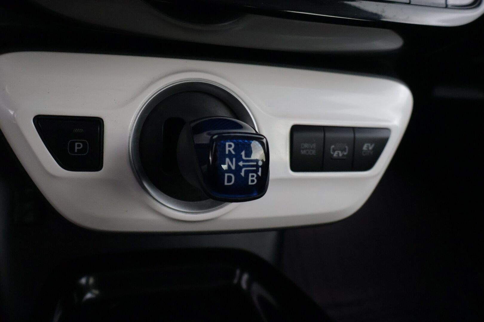 Toyota Prius Plug-in 2019 Prius Plug-in Active * Suomi-auto / ACC / JBL / HUD / ILP / Kessy / P.kamera tutkilla / Bluetooth / Navi * - Hyvin pidetty ja huollettu Suomi-Prius! Kovilla varusteilla ja kaksilla asiallisilla renkailla ja vanteilla * - HULLUT JOULUT KORKOTARJOUS 2,49% 