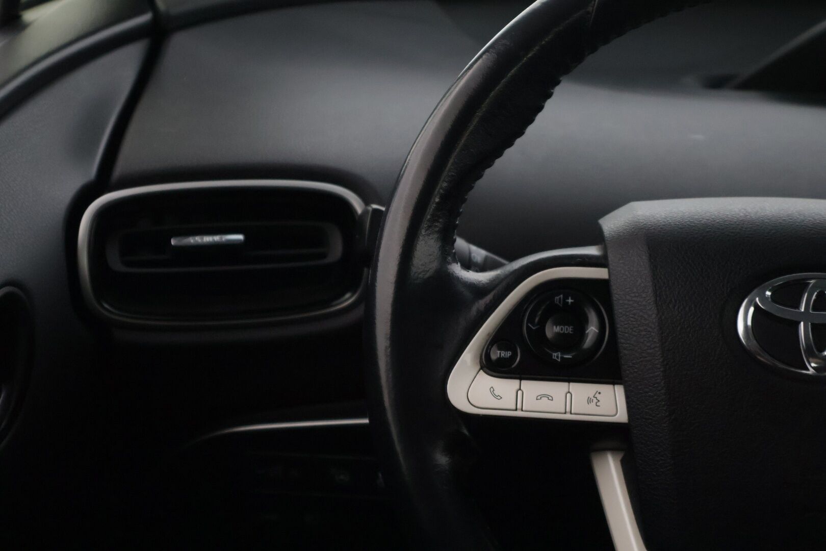 Toyota Prius Plug-in 2019 Prius Plug-in Active * Suomi-auto / ACC / JBL / HUD / ILP / Kessy / P.kamera tutkilla / Bluetooth / Navi * - Hyvin pidetty ja huollettu Suomi-Prius! Kovilla varusteilla ja kaksilla asiallisilla renkailla ja vanteilla * - HULLUT JOULUT KORKOTARJOUS 2,49% 