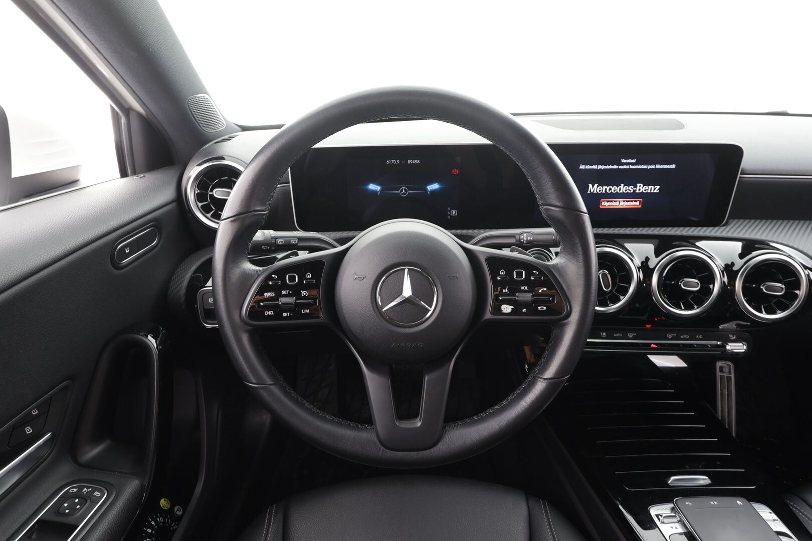 Mercedes-Benz A 2019 200 A Launch Edition Style - | Sporttipenkit | Puolinahat | LED | Iso keskinäyttö | Navi | P.kamera ja tutkat | Lohko+sisälämmitin | Digimittaristo | Merkkihuollot | 2x renkaat aluin |