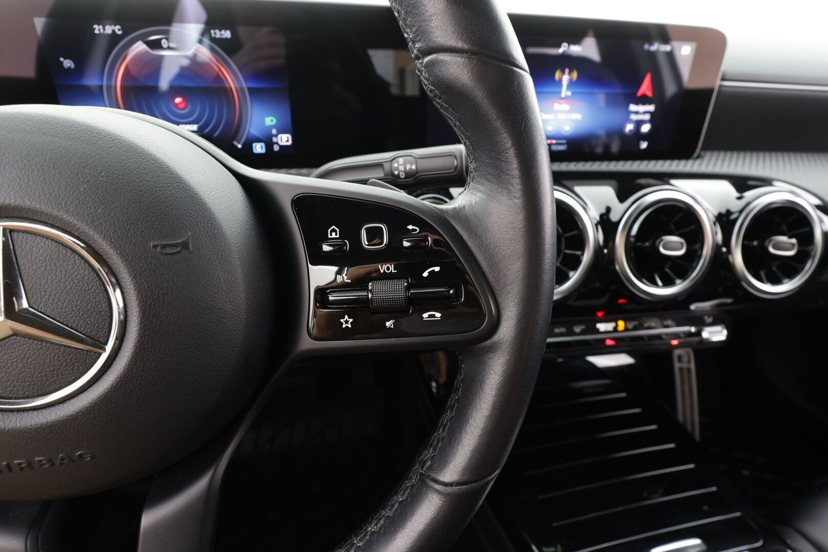 Mercedes-Benz A 2019 200 A Launch Edition Style - | Sporttipenkit | Puolinahat | LED | Iso keskinäyttö | Navi | P.kamera ja tutkat | Lohko+sisälämmitin | Digimittaristo | Merkkihuollot | 2x renkaat aluin |