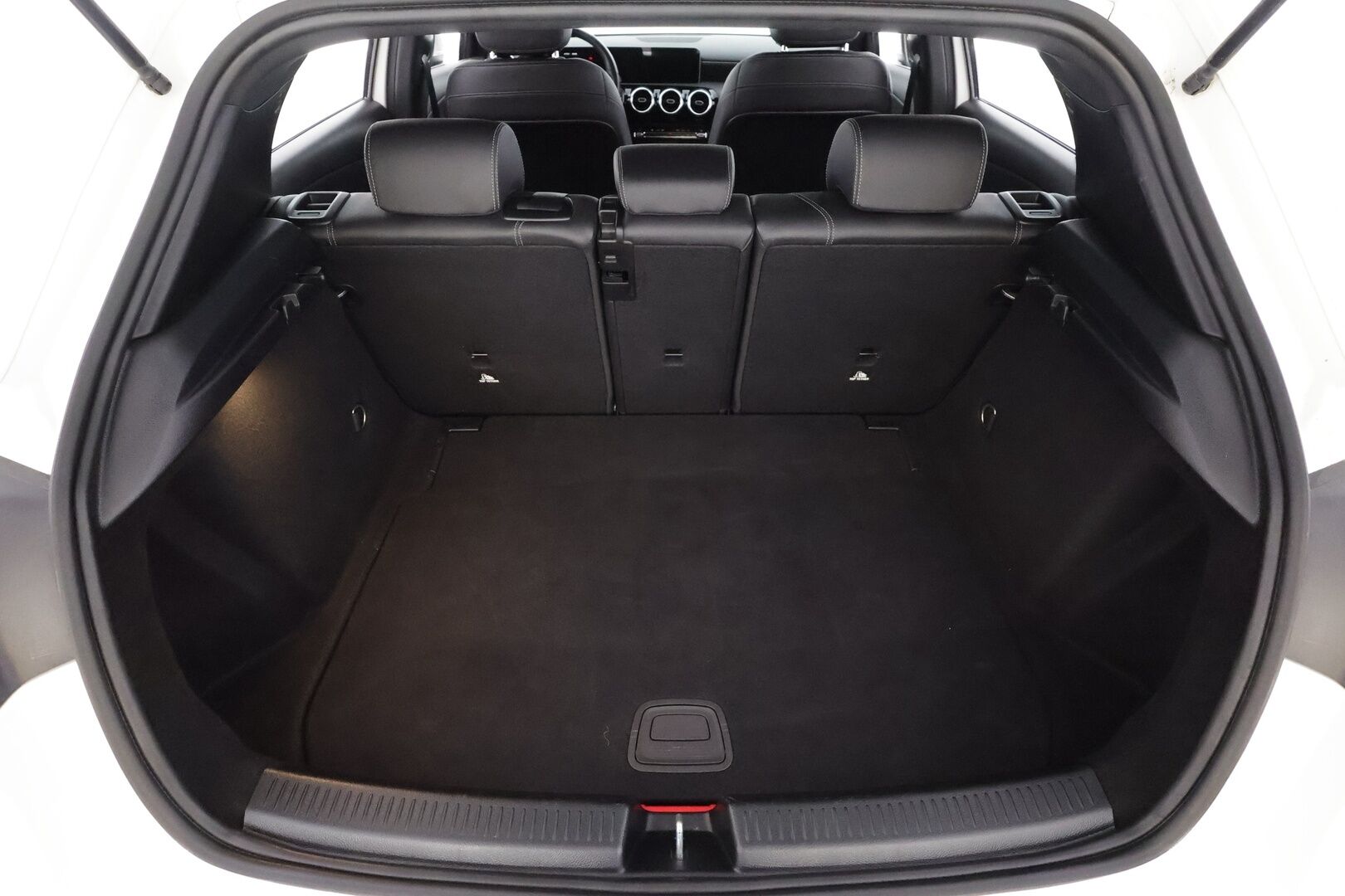 Mercedes-Benz A 2019 200 A Launch Edition Style - | Sporttipenkit | Puolinahat | LED | Iso keskinäyttö | Navi | P.kamera ja tutkat | Lohko+sisälämmitin | Digimittaristo | Merkkihuollot | 2x renkaat aluin |