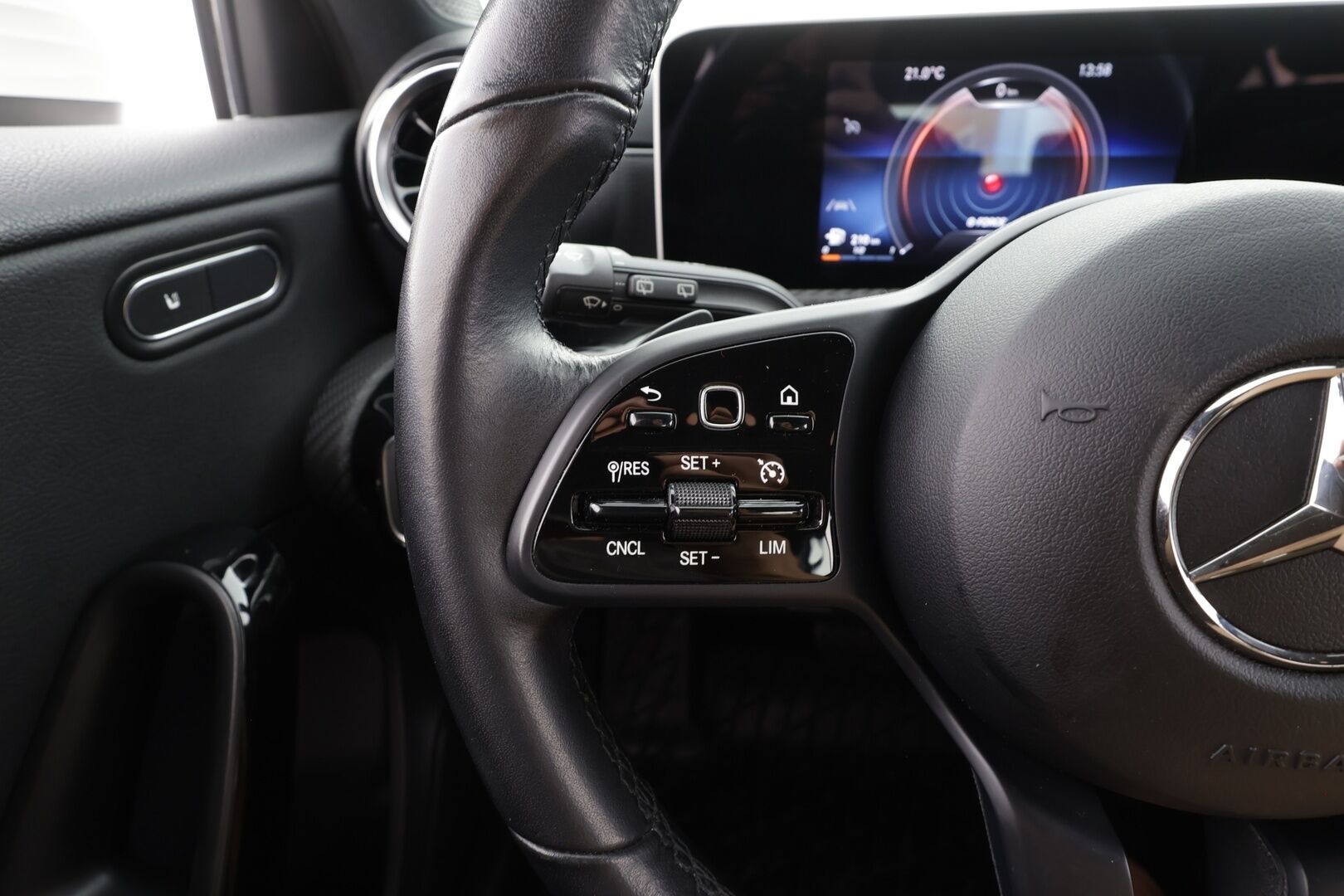 Mercedes-Benz A 2019 200 A Launch Edition Style - | Sporttipenkit | Puolinahat | LED | Iso keskinäyttö | Navi | P.kamera ja tutkat | Lohko+sisälämmitin | Digimittaristo | Merkkihuollot | 2x renkaat aluin |