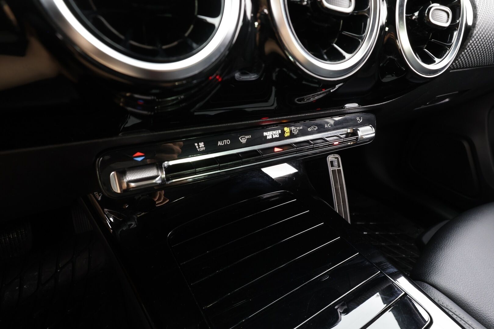 Mercedes-Benz A 2019 200 A Launch Edition Style - | Sporttipenkit | Puolinahat | LED | Iso keskinäyttö | Navi | P.kamera ja tutkat | Lohko+sisälämmitin | Digimittaristo | Merkkihuollot | 2x renkaat aluin |