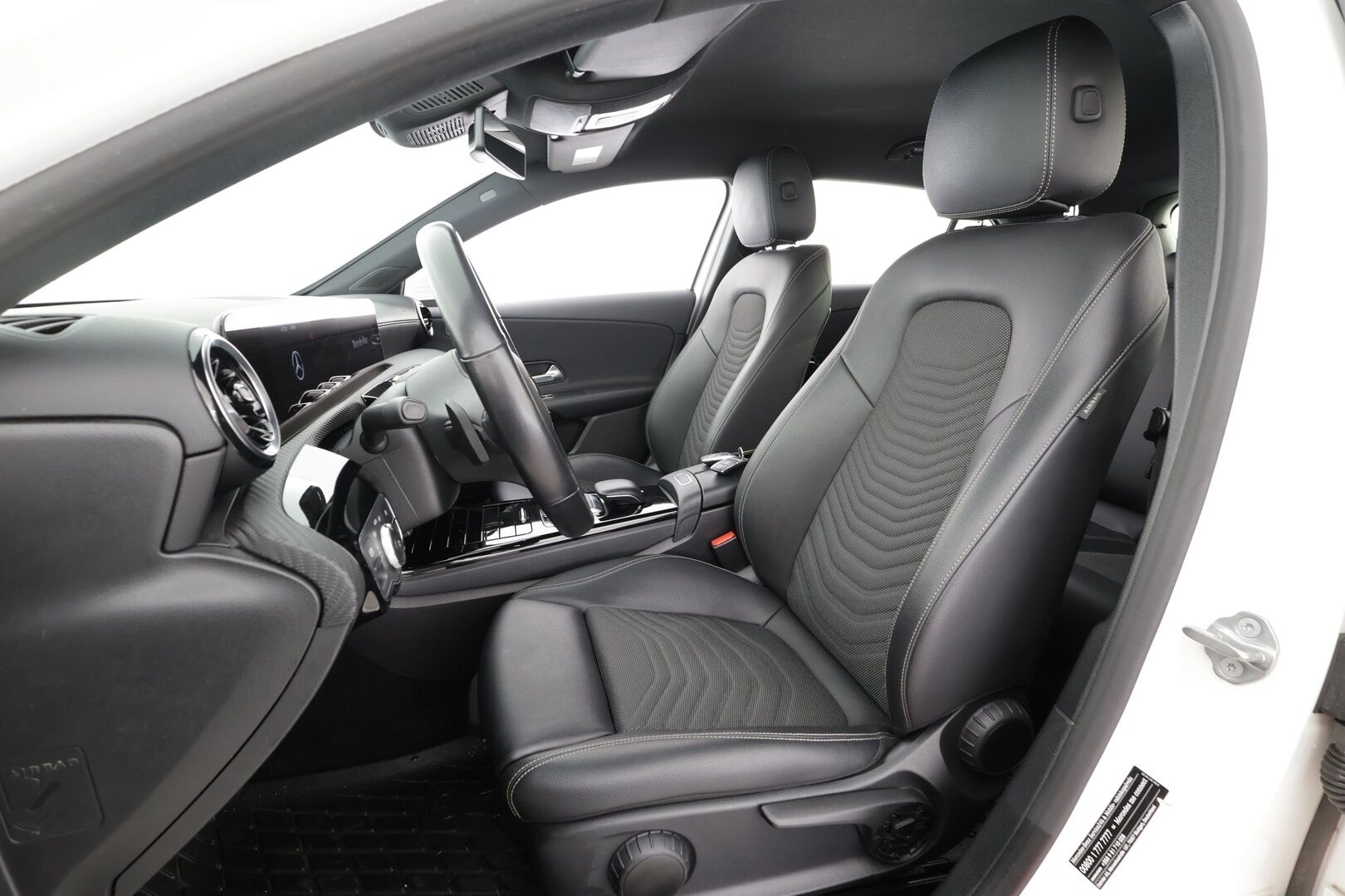 Mercedes-Benz A 2019 200 A Launch Edition Style - | Sporttipenkit | Puolinahat | LED | Iso keskinäyttö | Navi | P.kamera ja tutkat | Lohko+sisälämmitin | Digimittaristo | Merkkihuollot | 2x renkaat aluin |