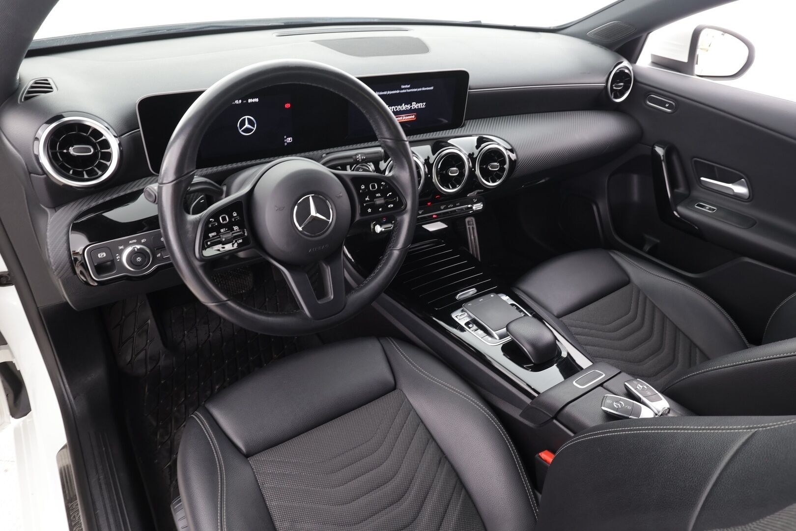 Mercedes-Benz A 2019 200 A Launch Edition Style - | Sporttipenkit | Puolinahat | LED | Iso keskinäyttö | Navi | P.kamera ja tutkat | Lohko+sisälämmitin | Digimittaristo | Merkkihuollot | 2x renkaat aluin |