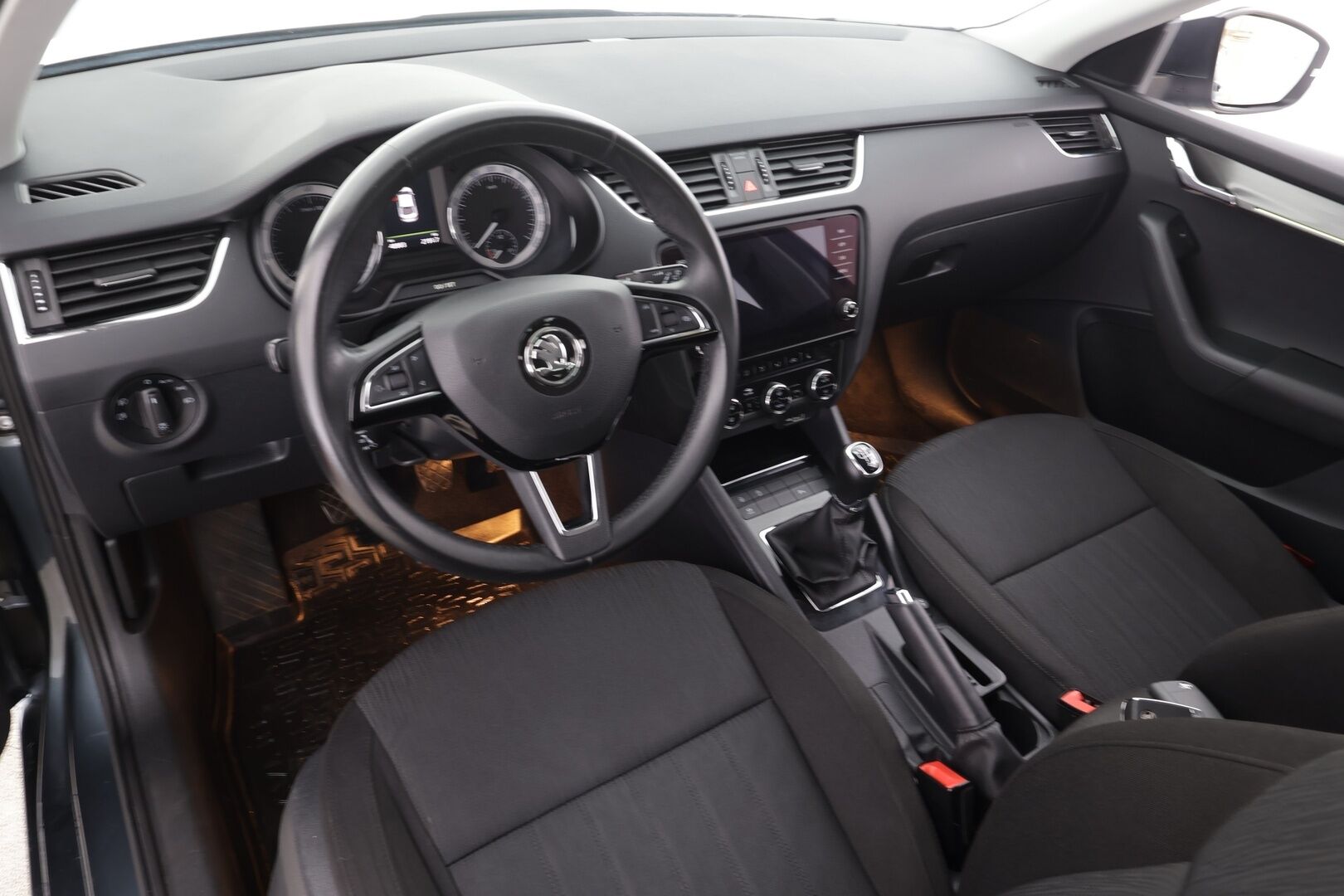 Skoda Octavia 2019 1,5 TSI Style * Webasto / ACC / LED / P.kamera / Navi / Kaistavahti / Katveavustin / Keyless * - Suomi-auto / Kahdet renkaat