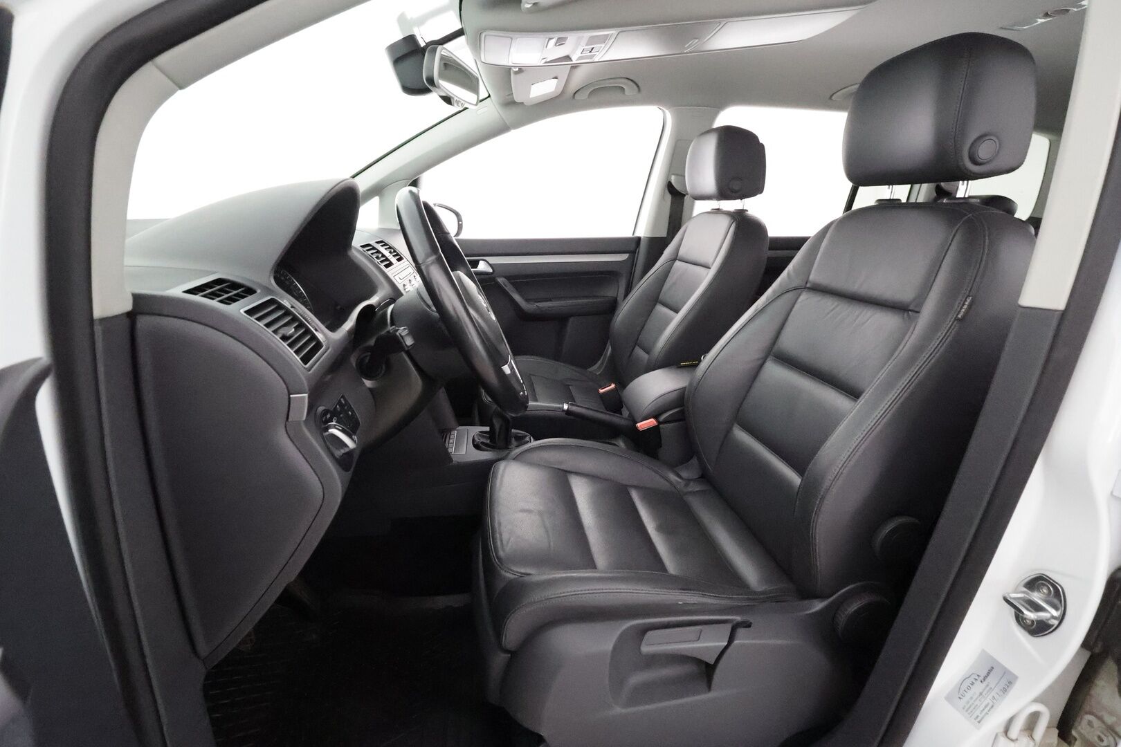 Volkswagen Touran 2015 Cross Touran 1.4 TSI 7-paik. **Koukku / Vakkari / P.kamera / Lohko / Nahkasisusta** - Kahdet renkaat