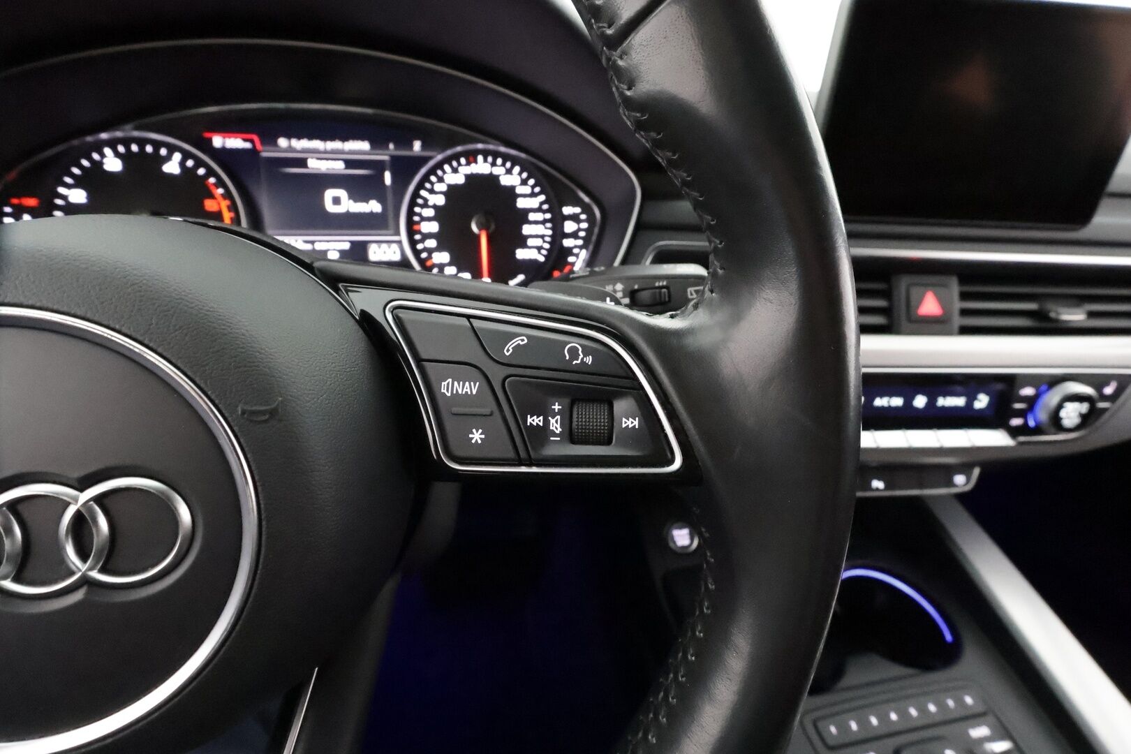 Audi A4 2019 Avant Business Sport Comfort Edition 40 TDI 140 kW quattro S tronic *B&O / Nahkasisusta / Webasto / Koukku / Matrix-LED* - 2 X Renkaat & Vanteet / Suomi Auto