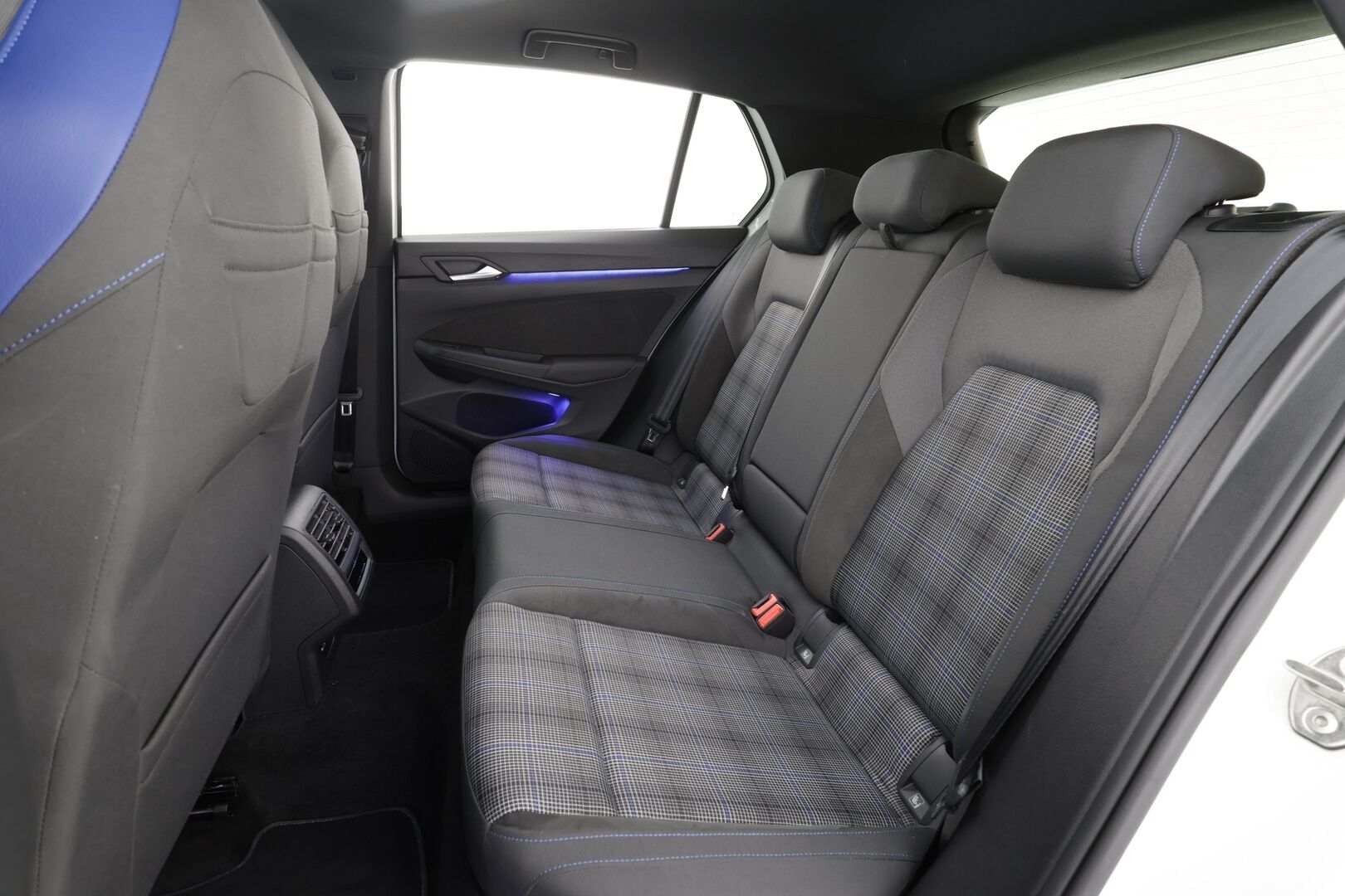 Volkswagen Golf 2023 GTE 180 kW (PHEV) DSG * ACC / HUD / Webasto / Kattoluukku / Sporttipenkit / P.kamera / IQ.Light / Keyless / Navi * - Suomi-auto / Kahdet renkaat aluvanteilla 