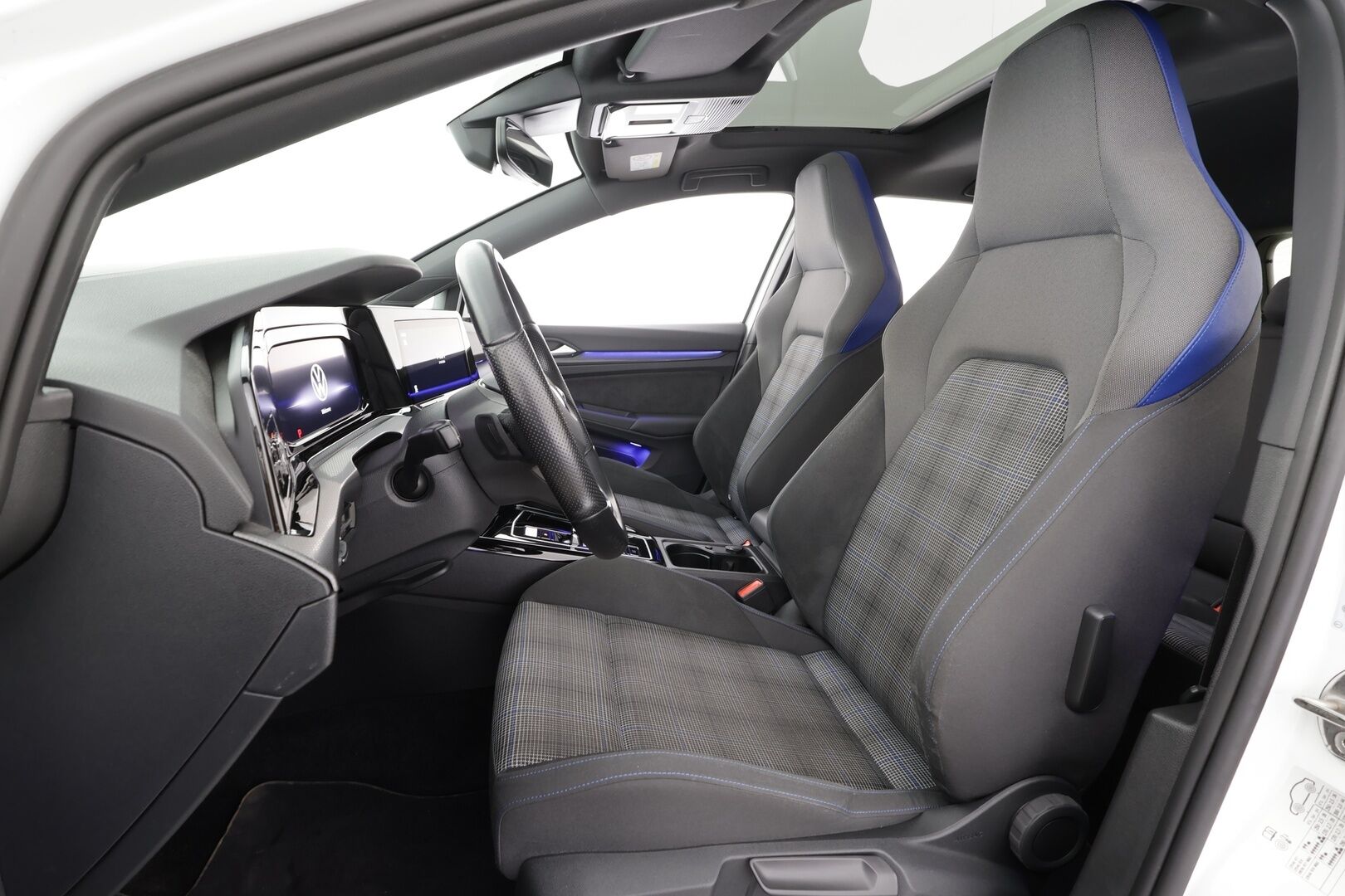 Volkswagen Golf 2023 GTE 180 kW (PHEV) DSG * ACC / HUD / Webasto / Kattoluukku / Sporttipenkit / P.kamera / IQ.Light / Keyless / Navi * - Suomi-auto / Kahdet renkaat aluvanteilla 