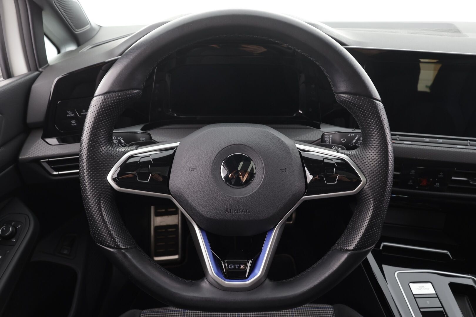 Volkswagen Golf 2023 GTE 180 kW (PHEV) DSG * ACC / HUD / Webasto / Kattoluukku / Sporttipenkit / P.kamera / IQ.Light / Keyless / Navi * - Suomi-auto / Kahdet renkaat aluvanteilla 