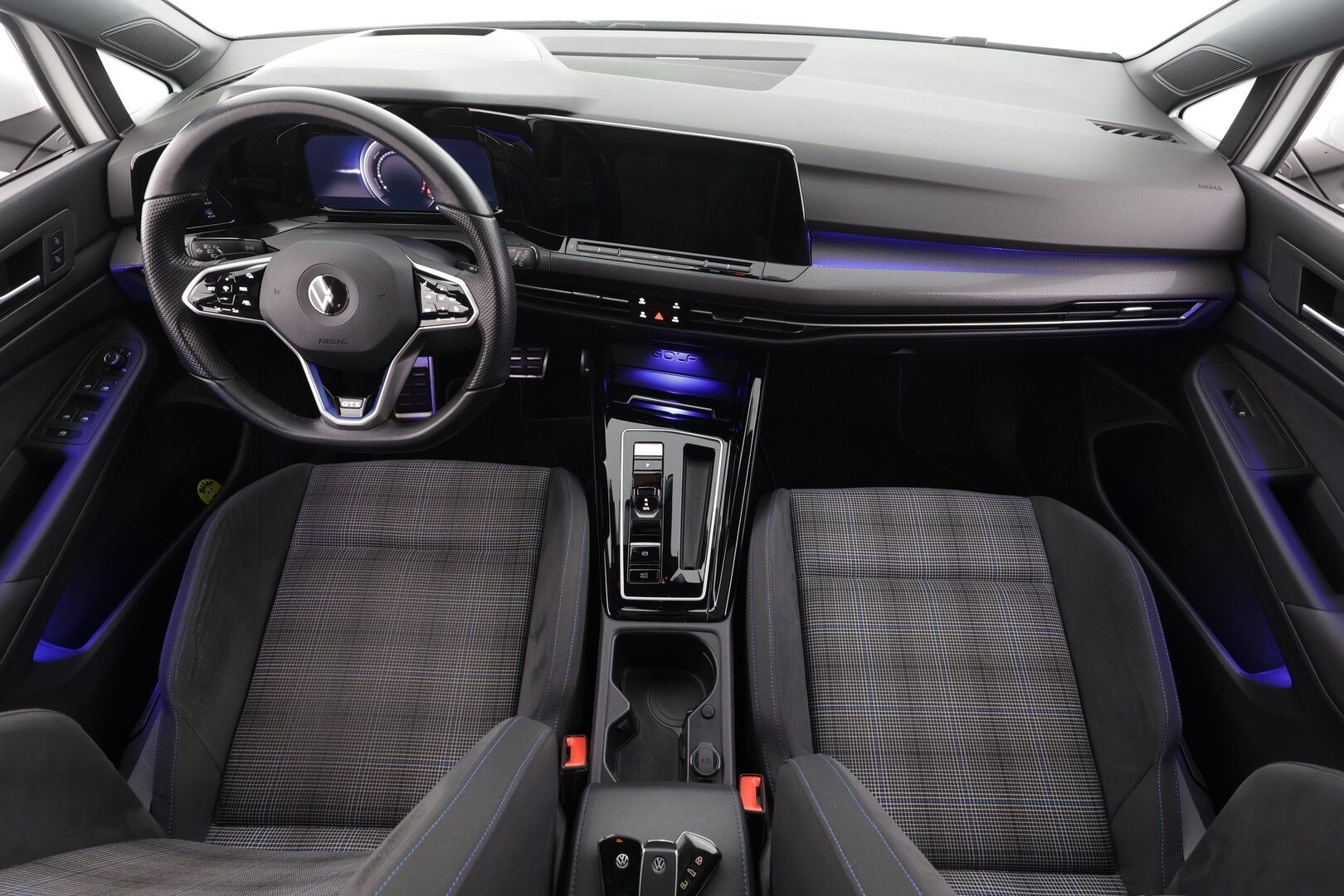 Volkswagen Golf 2023 GTE 180 kW (PHEV) DSG * ACC / HUD / Webasto / Kattoluukku / Sporttipenkit / P.kamera / IQ.Light / Keyless / Navi * - Suomi-auto / Kahdet renkaat aluvanteilla 