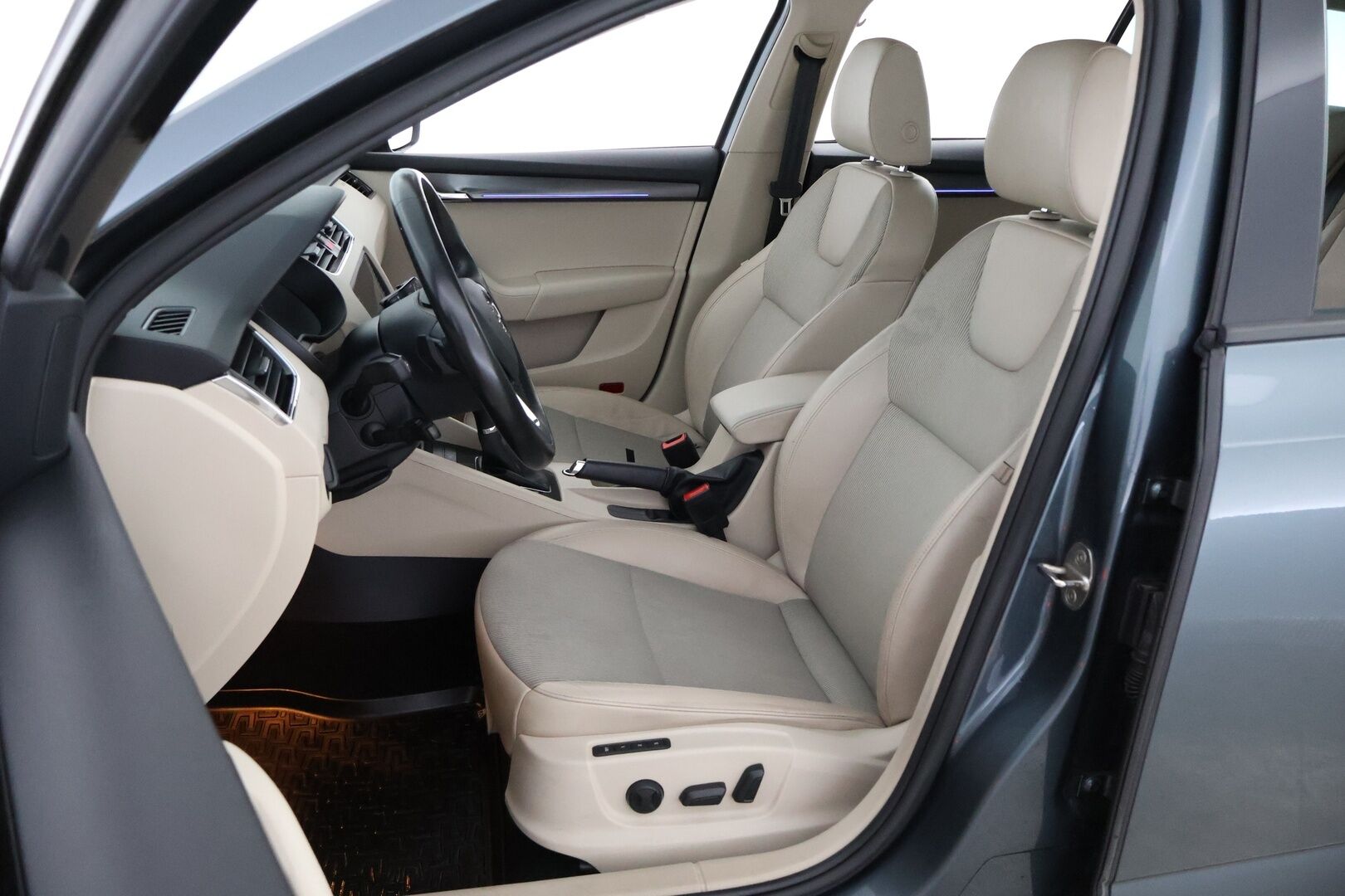 Skoda Octavia 2019 Combi 1,6 TDI Style DSG Autom. - Suomiauto / Webasto / Adapt.Vakkari / Canton Premium Sound / Peruutuskamera / Vaaleat Puolinahat / Huippuvarusteet!