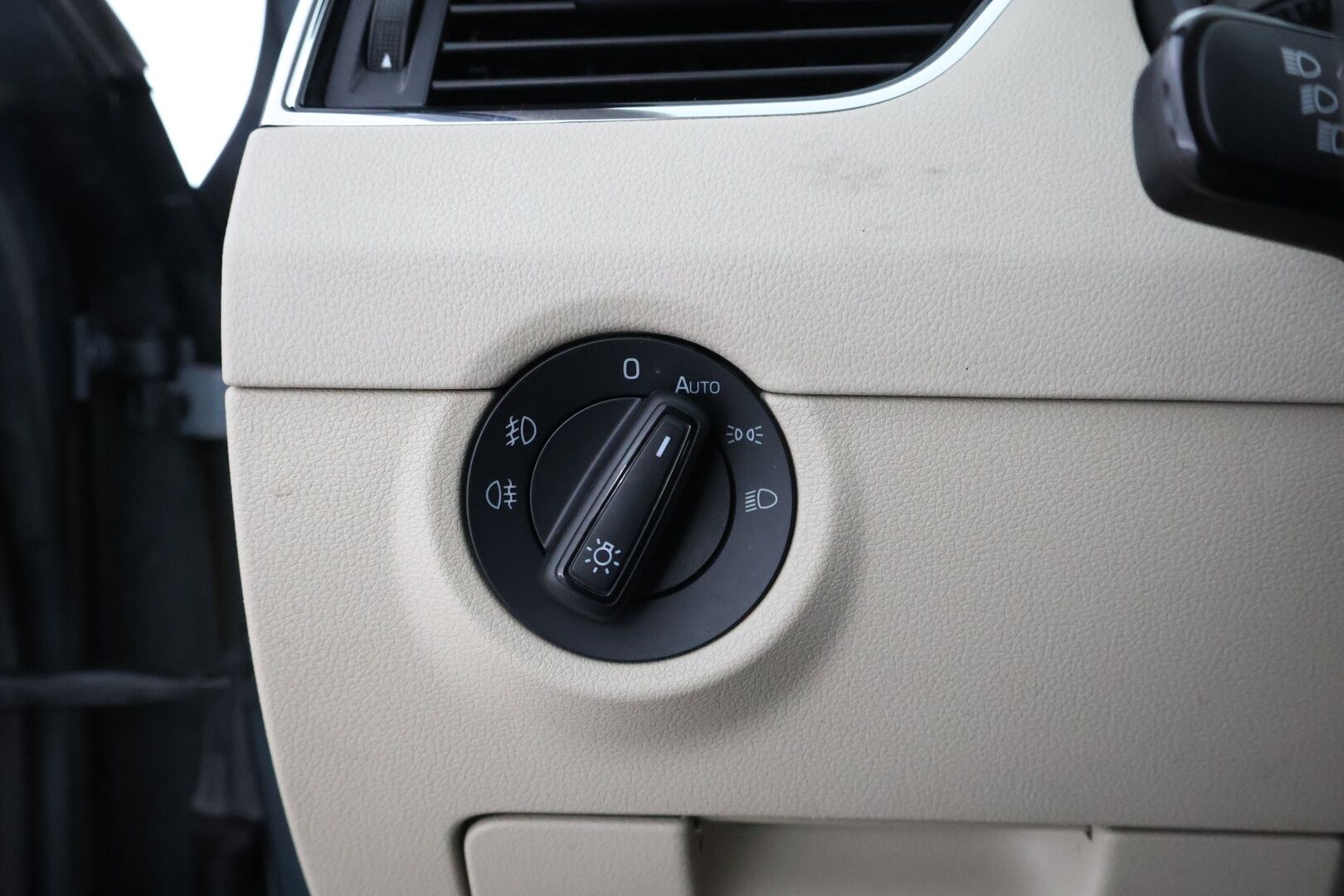 Skoda Octavia 2019 Combi 1,6 TDI Style DSG Autom. - Suomiauto / Webasto / Adapt.Vakkari / Canton Premium Sound / Peruutuskamera / Vaaleat Puolinahat / Huippuvarusteet!