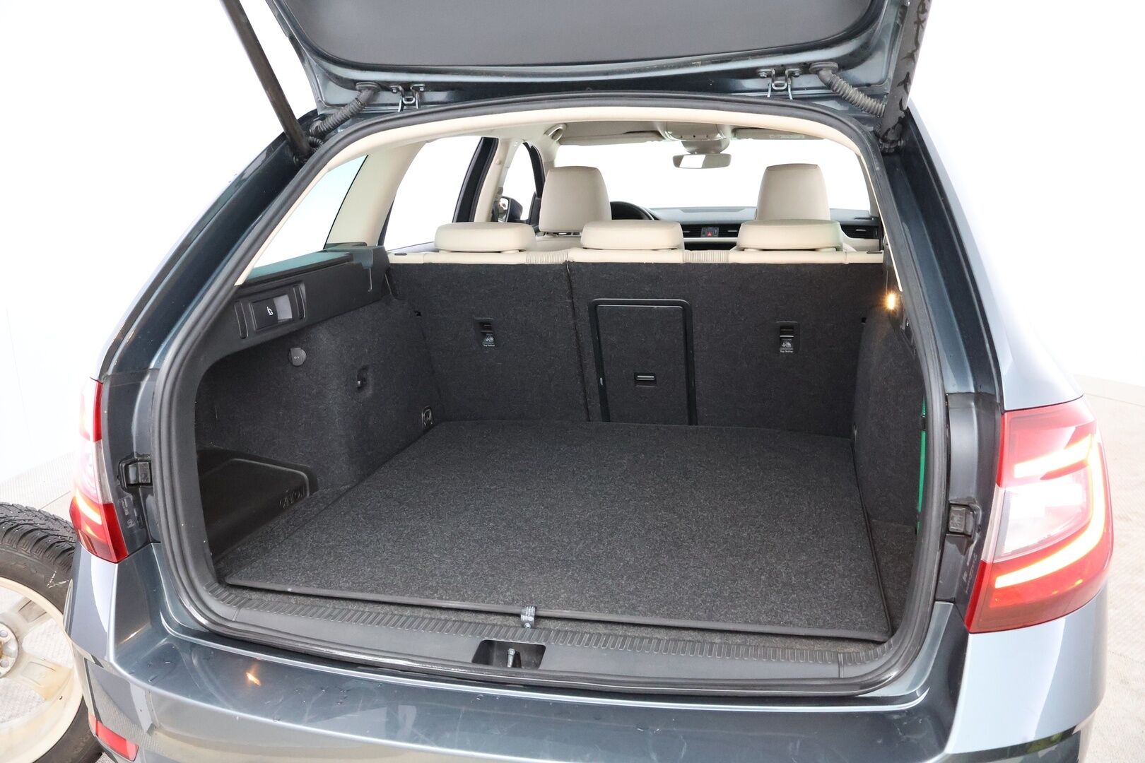 Skoda Octavia 2019 Combi 1,6 TDI Style DSG Autom. - Suomiauto / Webasto / Adapt.Vakkari / Canton Premium Sound / Peruutuskamera / Vaaleat Puolinahat / Huippuvarusteet!