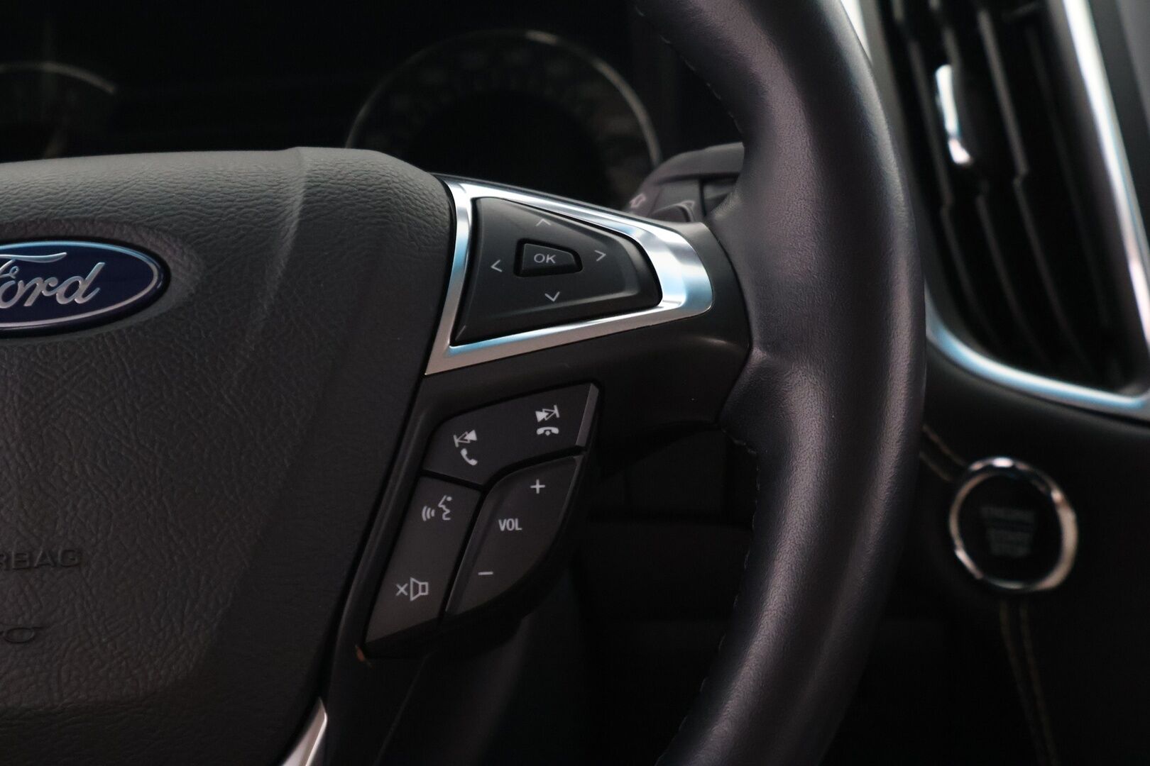 Ford Edge 2019 2,0 TDCi Bi-Turbo EcoBlue 240hv A8 Vignale 5-ovinen - Suomi-auto | B&O | Adapt. vakkari | Webasto | Navi | BLIS | P.kamera | CarPlay | Koukku | 2x renkaat |