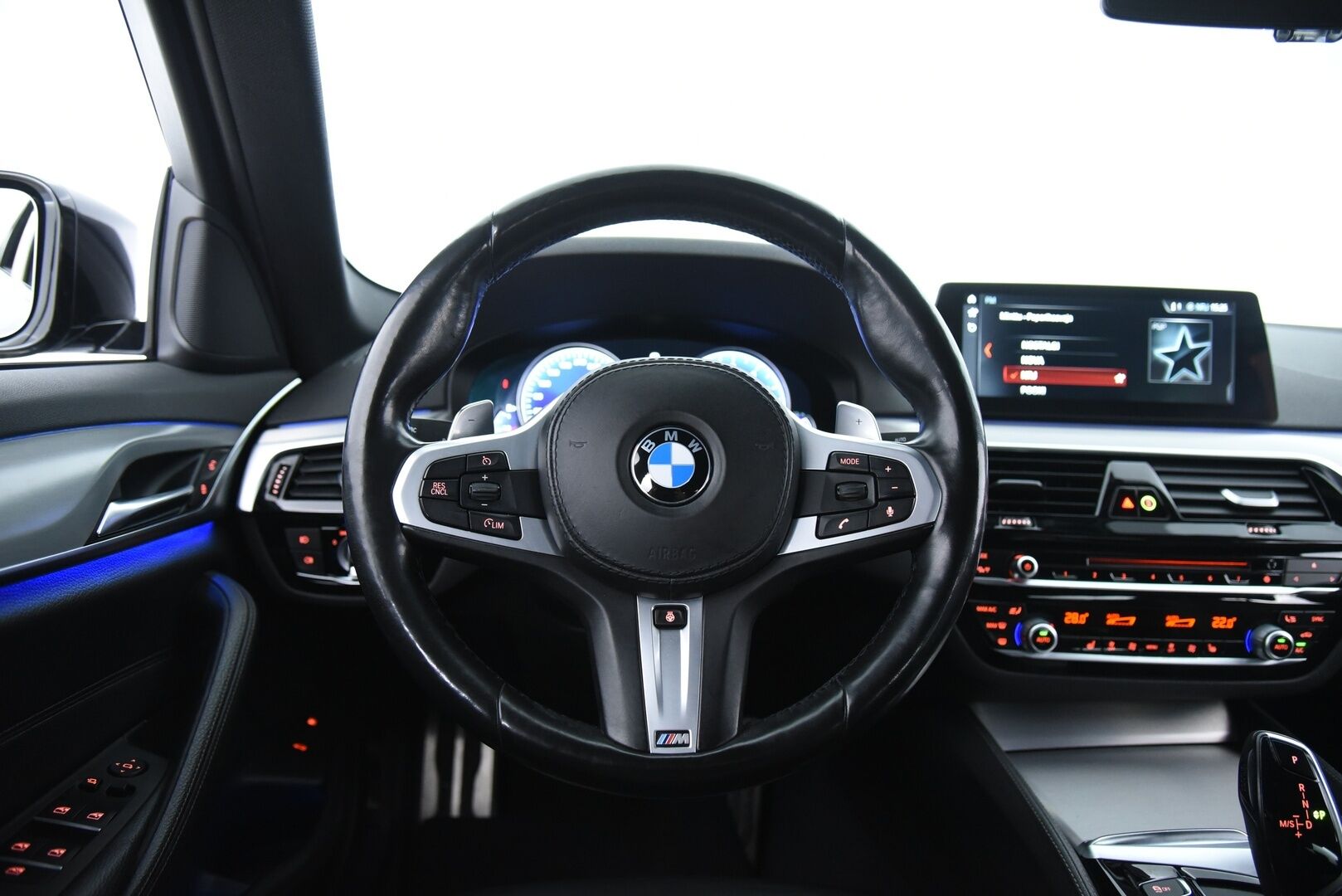BMW 530 2018 G30 Sedan 530e A Charged Edition M Sport / Adapt.LED / 360-kamera / HUD / Blis / Hifi - Nahka sportti-penkit / Täydellä M-sport paketilla / Seuraava huolto 10/2026