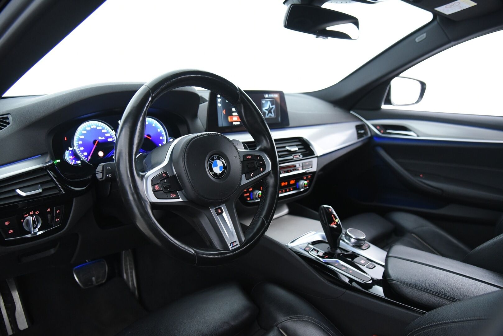 BMW 530 2018 G30 Sedan 530e A Charged Edition M Sport / Adapt.LED / 360-kamera / HUD / Blis / Hifi - Nahka sportti-penkit / Täydellä M-sport paketilla / Seuraava huolto 10/2026