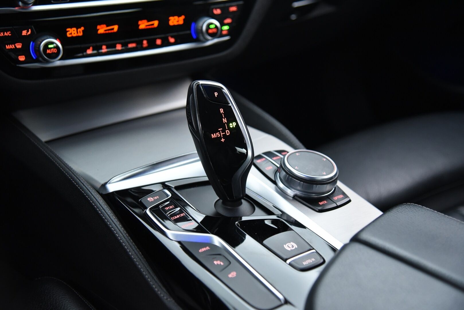 BMW 530 2018 G30 Sedan 530e A Charged Edition M Sport / Adapt.LED / 360-kamera / HUD / Blis / Hifi - Nahka sportti-penkit / Täydellä M-sport paketilla / Seuraava huolto 10/2026
