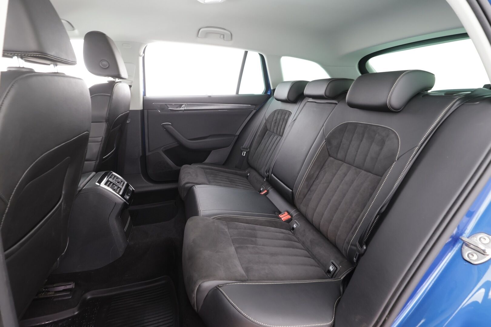 Skoda Superb 2021 Combi 1,5 TSI ACT Style DSG Autom. - | ACC | Webasto | Koukku | Muistipenkit | Matrix-LED | Canton | Keyless | Puolinahat | Apple&Android | Suomi-auto | Kahdet Renkaat |