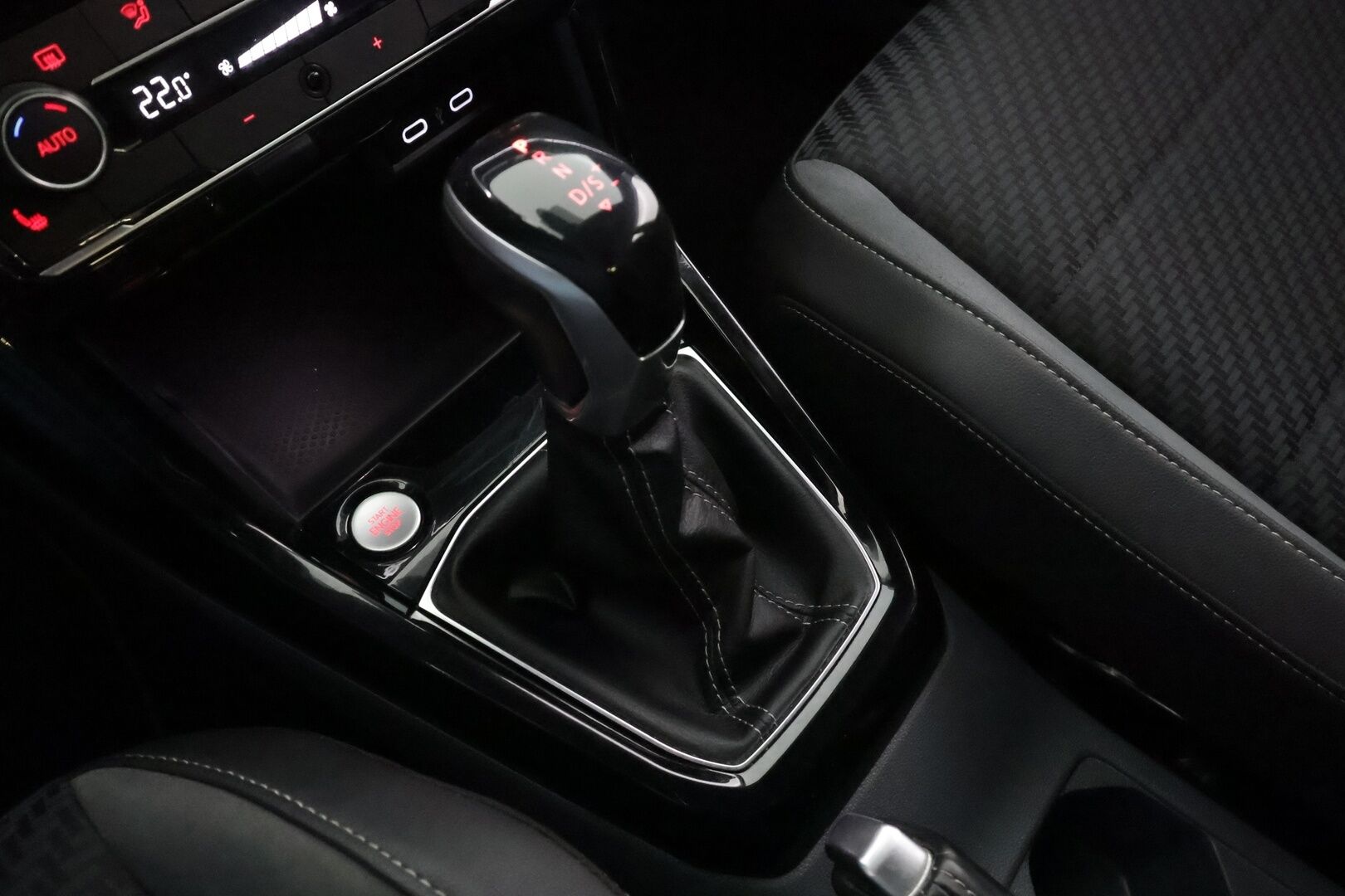 Volkswagen T-Cross 2021 R-Line 1,5 TSI 110 kW DSG * ACC / LED / Beats / Appconnect / keyless / P.Kamera * - 1.Om Suomi-auto / Kahdet renkaat