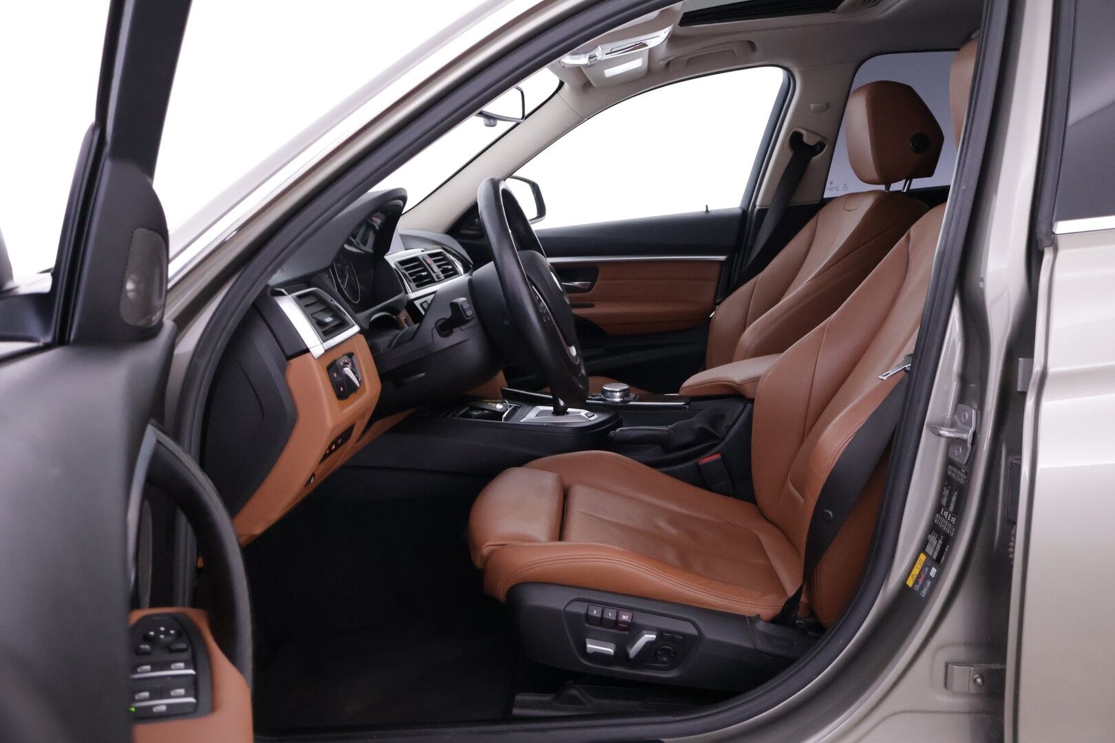 BMW 330 2016 e iPerformance - | ACC | Harman/Kardon | Konjakit Sähkösäädöillä | Kuskilla Muisti | Ambient Light | Adaptive LED | Kaistavahti | BLIS | KeyLess | P.Kamera | 360 Tutkanäkymä | 