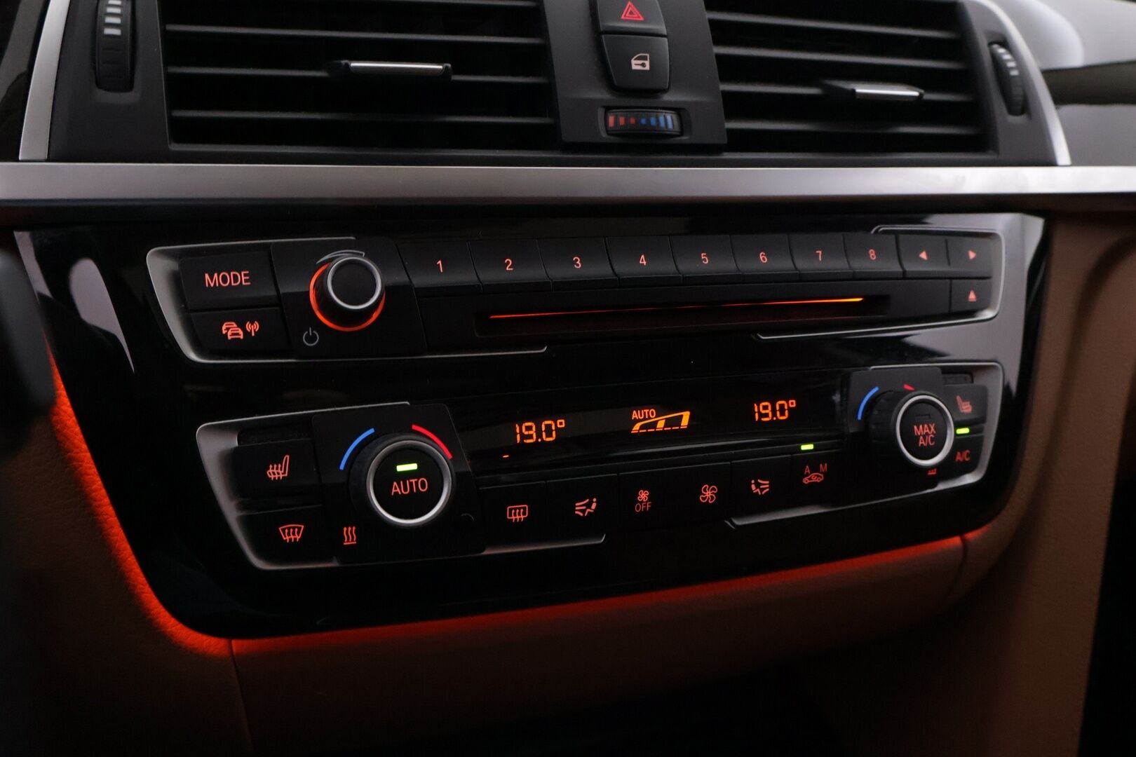 BMW 330 2016 e iPerformance - | ACC | Harman/Kardon | Konjakit Sähkösäädöillä | Kuskilla Muisti | Ambient Light | Adaptive LED | Kaistavahti | BLIS | KeyLess | P.Kamera | 360 Tutkanäkymä | 
