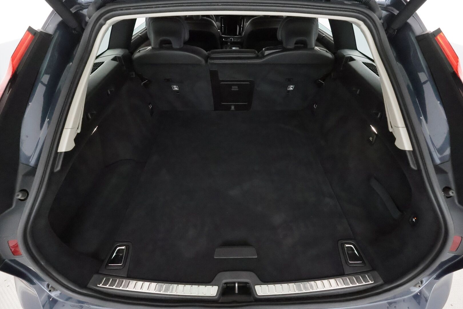Volvo V90 2021 D3 Business Inscription Edition aut **Webasto / Koukku / Adapt.Vakkari / P.kamera / LED-valot / Sporttinahat Muistilla** - 3,99 % KORKOTARJOUS TÄHÄN AUTOON - 1-om Suomi-auto / Kahdet Renkaat