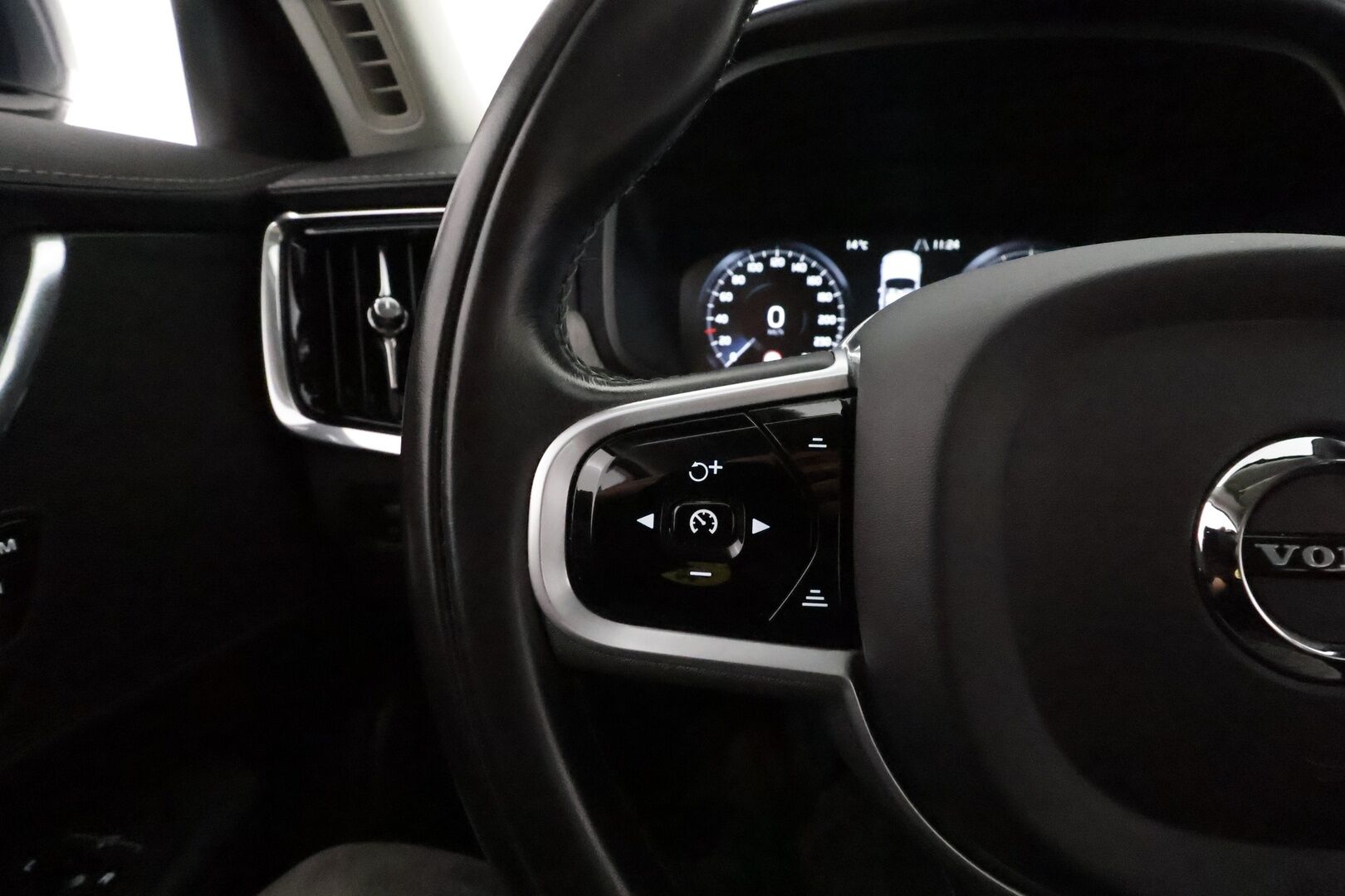 Volvo V90 2021 D3 Business Inscription Edition aut **Webasto / Koukku / Adapt.Vakkari / P.kamera / LED-valot / Sporttinahat Muistilla** - 3,99 % KORKOTARJOUS TÄHÄN AUTOON - 1-om Suomi-auto / Kahdet Renkaat