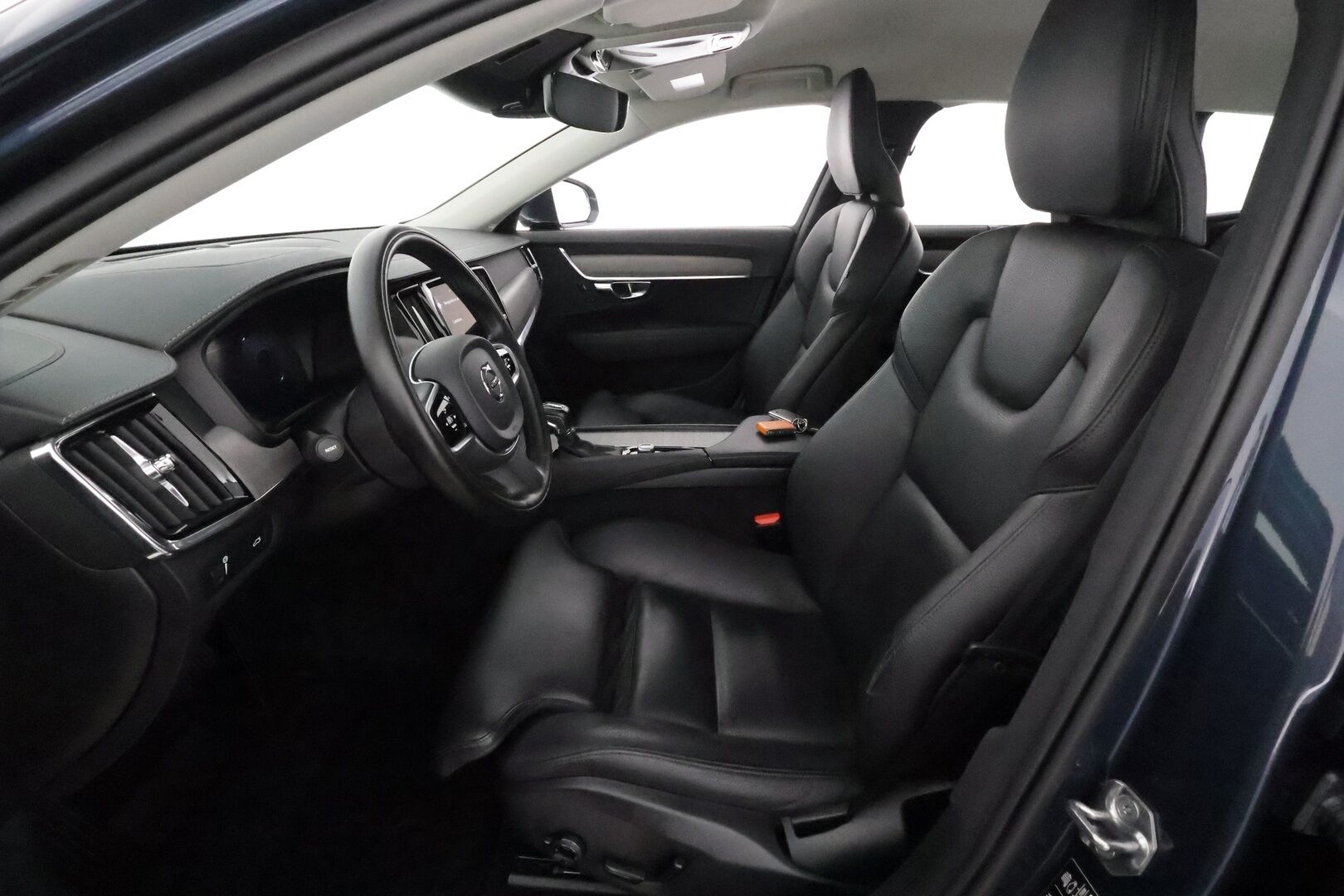 Volvo V90 2021 D3 Business Inscription Edition aut **Webasto / Koukku / Adapt.Vakkari / P.kamera / LED-valot / Sporttinahat Muistilla** - 3,99 % KORKOTARJOUS TÄHÄN AUTOON - 1-om Suomi-auto / Kahdet Renkaat