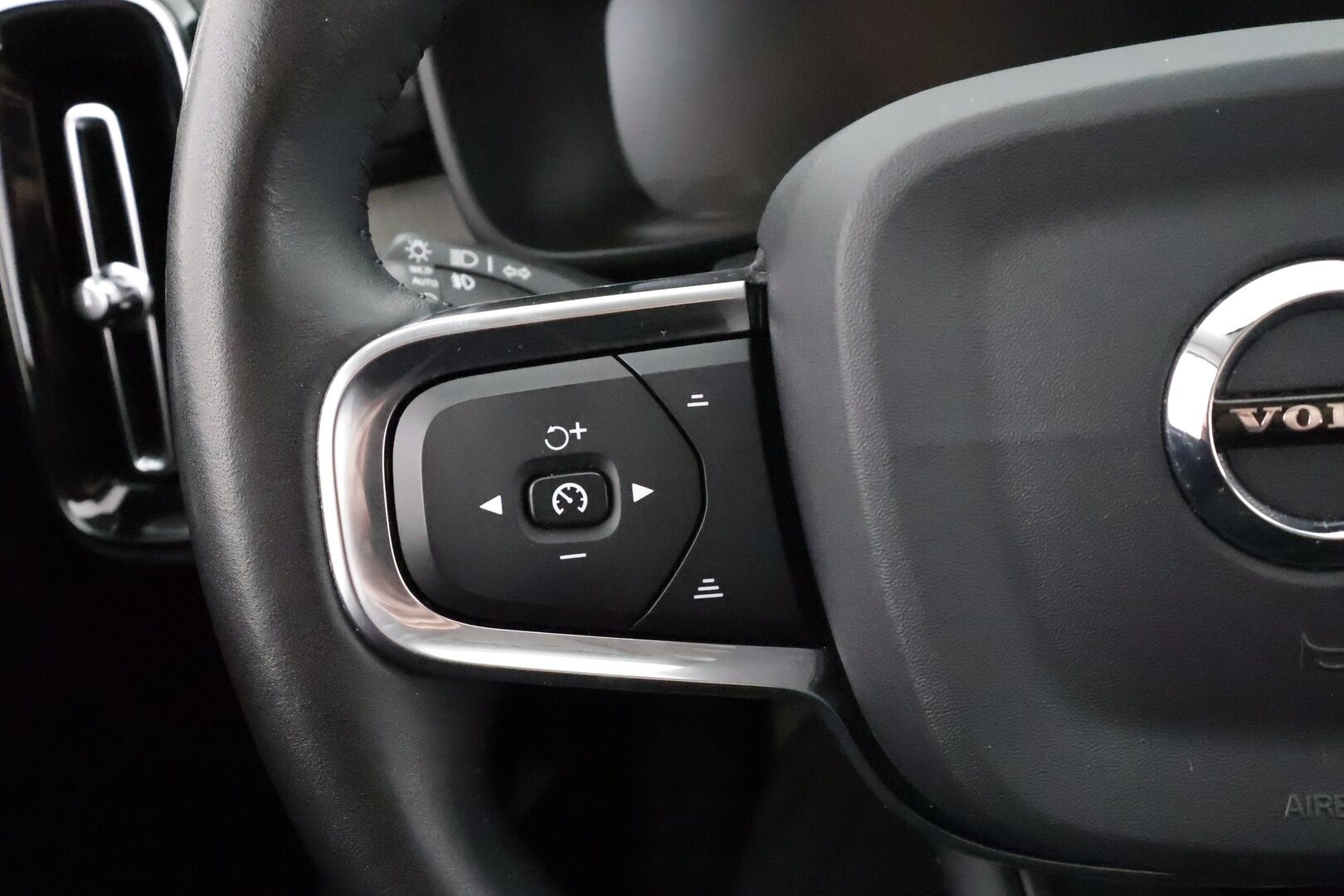 Volvo XC40 2021 T5 TwE Inscription aut * Webasto /  H&K / ACC / LED / P.Kamera / Sportnahat / Kaistavahti / Navi / Keyless * - Suomi-auto / 2x Latauskaapelit / Kahdet renkaat / Merkkihuollot - HULLUT JOULUT KORKOTARJOUS 2,49% 