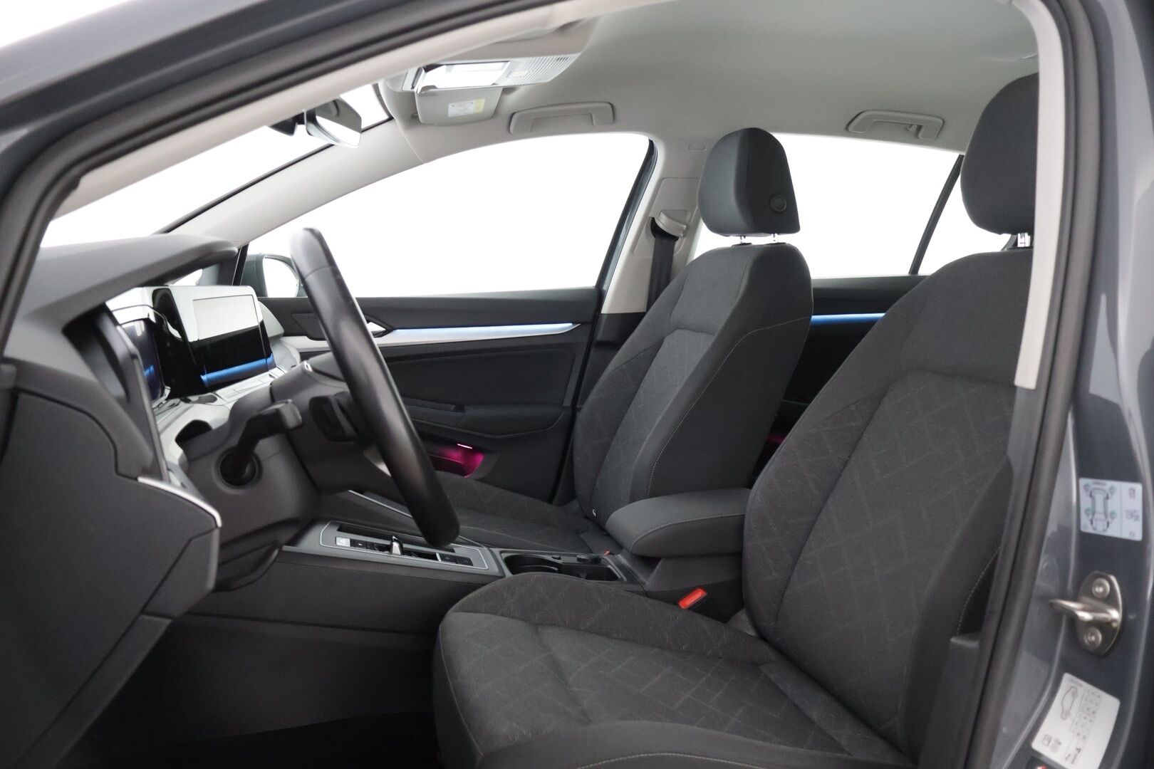 Volkswagen Golf 2020 First Edition 1,5 eTSI 110 kW (MHEV) DSG-automaatti * / Webasto / Acc / Ratinlämmitin / Ambient / Digi / 2x loistavat renkaat / * - Kahdet huippukunnossa olevat renkaat / Webasto kaukkarilla / Upea yksilö / 
