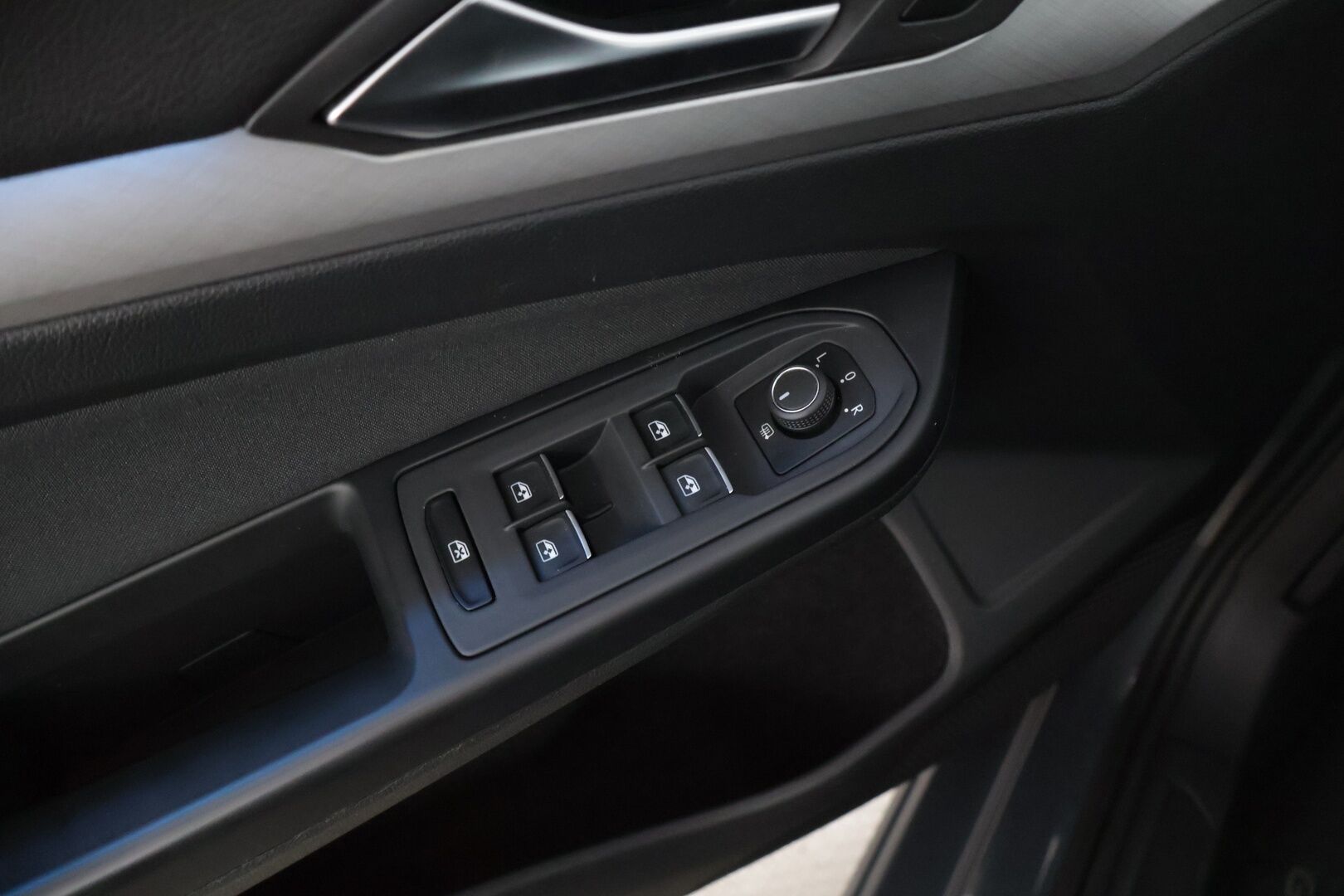 Volkswagen Golf 2020 First Edition 1,5 eTSI 110 kW (MHEV) DSG-automaatti * / Webasto / Acc / Ratinlämmitin / Ambient / Digi / 2x loistavat renkaat / * - Kahdet huippukunnossa olevat renkaat / Webasto kaukkarilla / Upea yksilö / 