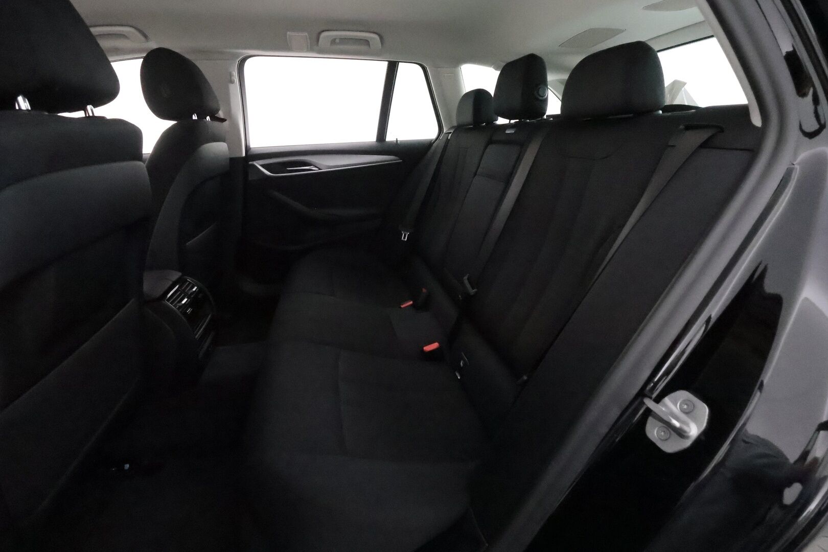BMW 520 2020 G31 Touring 520d A xDrive MHEV LCI **Webasto / LED-valot / P.Tutkat / Navi / Apple&Android / Vakkari** - 3,99 % KORKOTARJOUS TÄHÄN AUTOON - 1-om Suomi-auto / Kahdet Renkaat