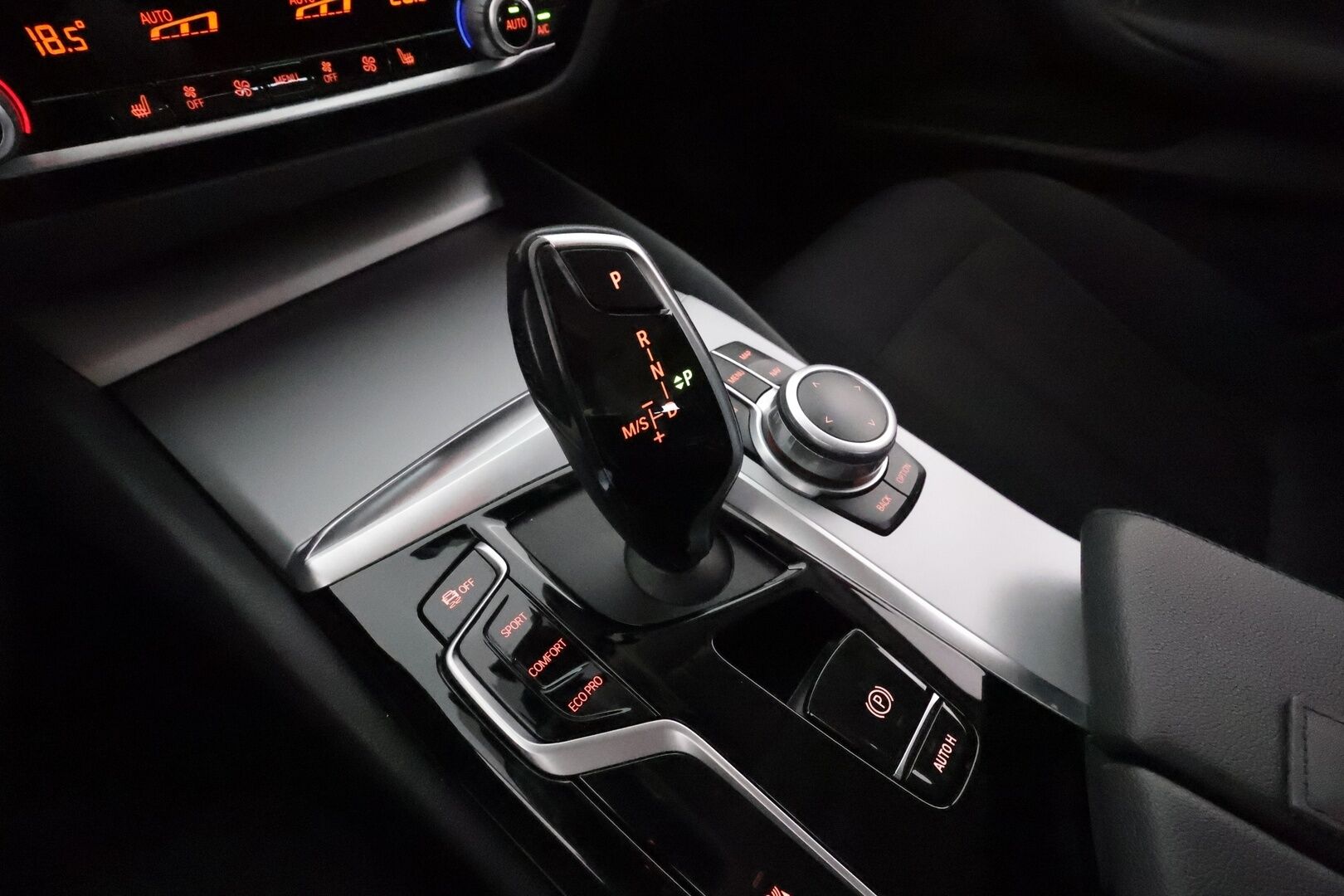 BMW 520 2020 G31 Touring 520d A xDrive MHEV LCI **Webasto / LED-valot / P.Tutkat / Navi / Apple&Android / Vakkari** - 3,99 % KORKOTARJOUS TÄHÄN AUTOON - 1-om Suomi-auto / Kahdet Renkaat