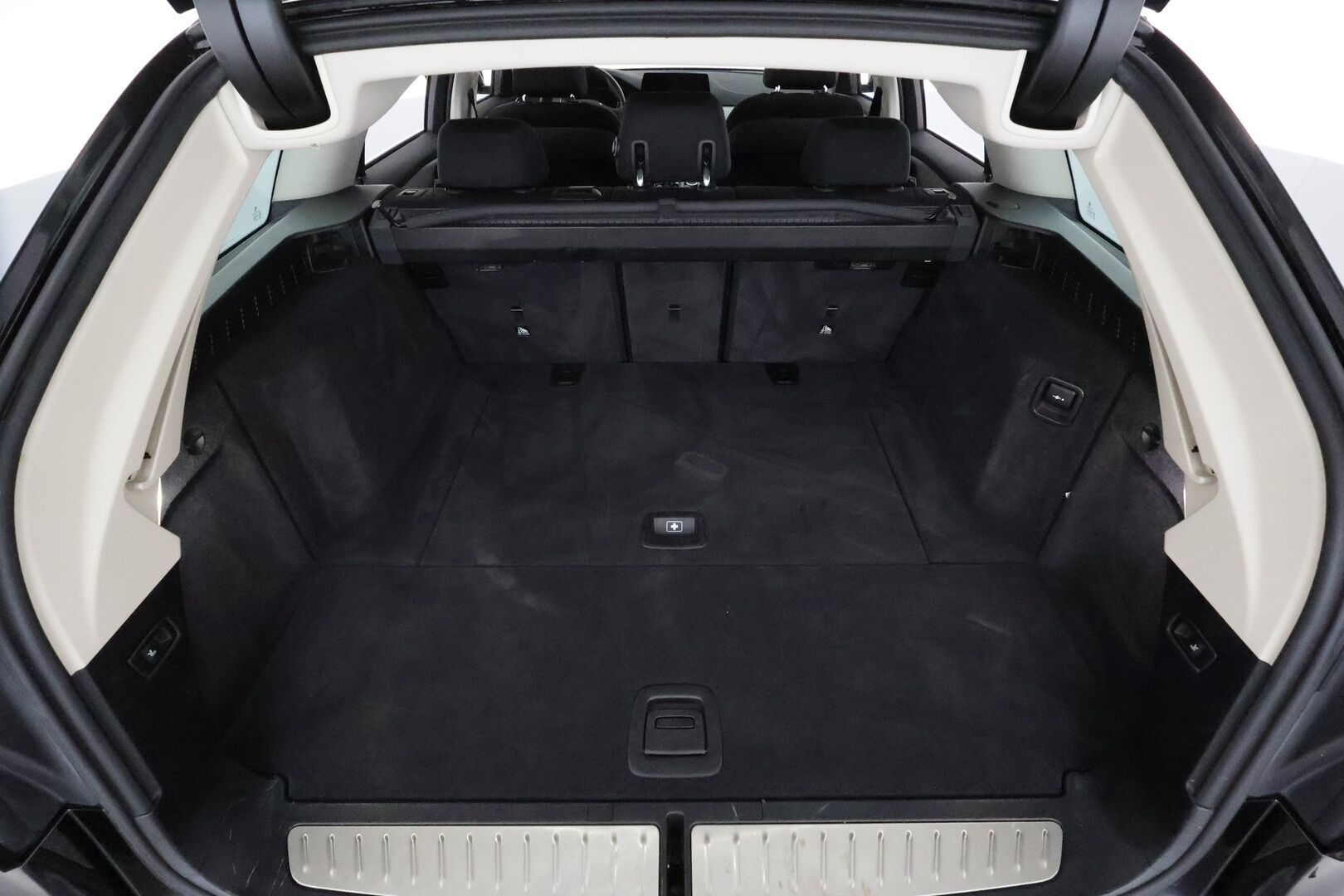 BMW 520 2020 G31 Touring 520d A xDrive MHEV LCI **Webasto / LED-valot / P.Tutkat / Navi / Apple&Android / Vakkari** - 3,99 % KORKOTARJOUS TÄHÄN AUTOON - 1-om Suomi-auto / Kahdet Renkaat