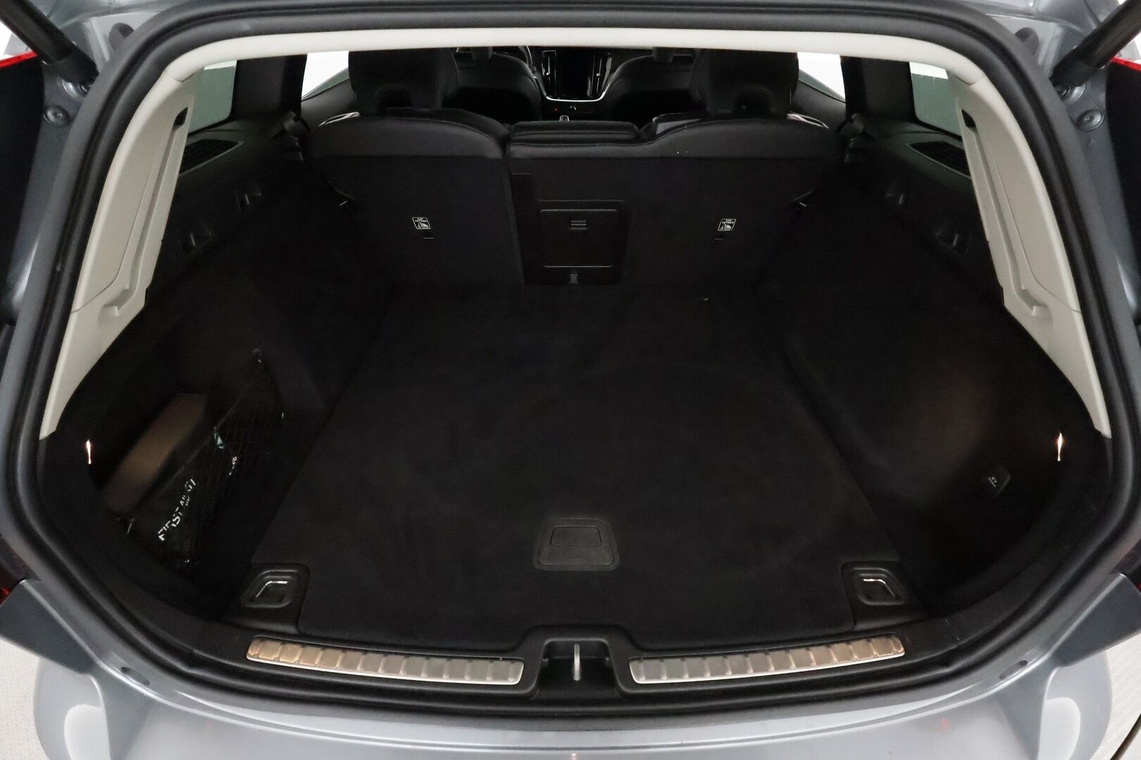 Volvo V60 2021 B5 AWD MHEV Business Inscription aut - 3,99 % KORKOTARJOUS TÄHÄN AUTOON 28.9. ASTI! - 1Om Suomiauto / Webasto / Adapt.Vakkari / High Perf Audio / 360-Kamera / Full LED / Nahkasisusta / Supervarusteet!